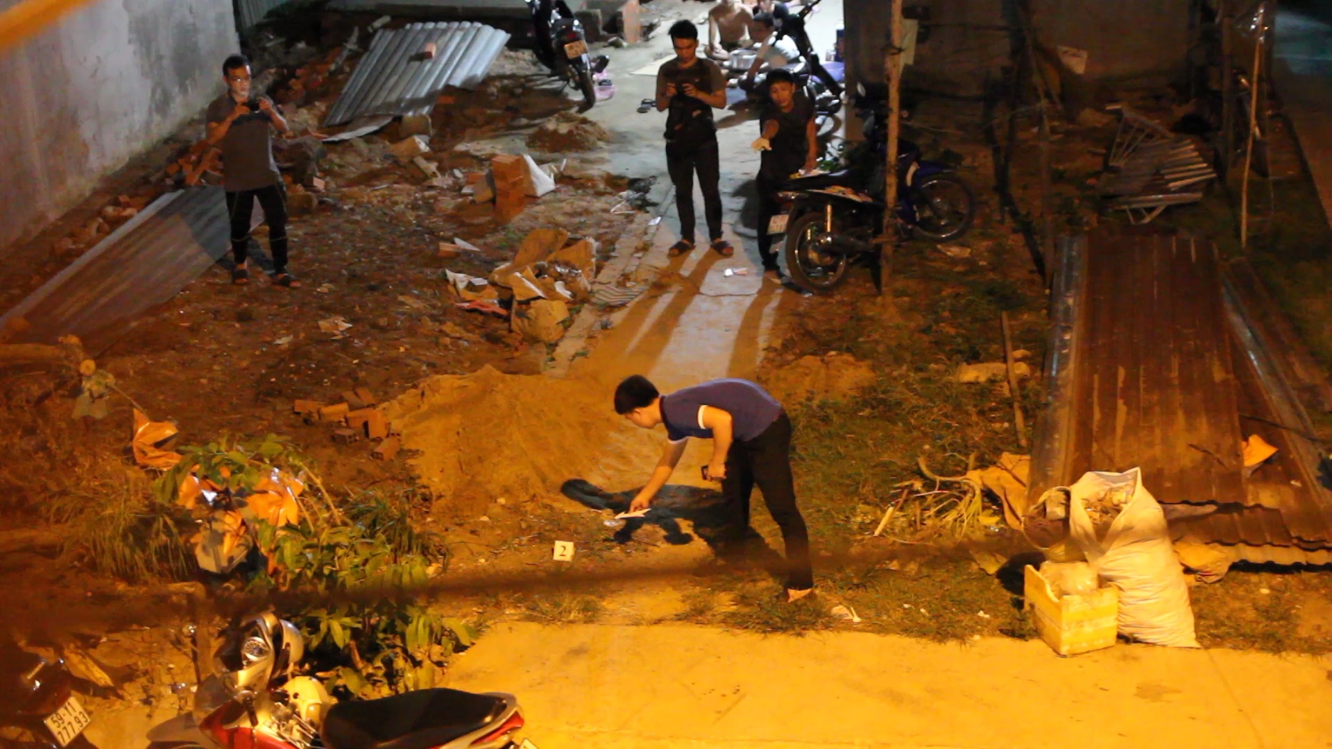 Canh sat kham nghiem hien truong thanh nien bi dam o Sai Gon hinh anh