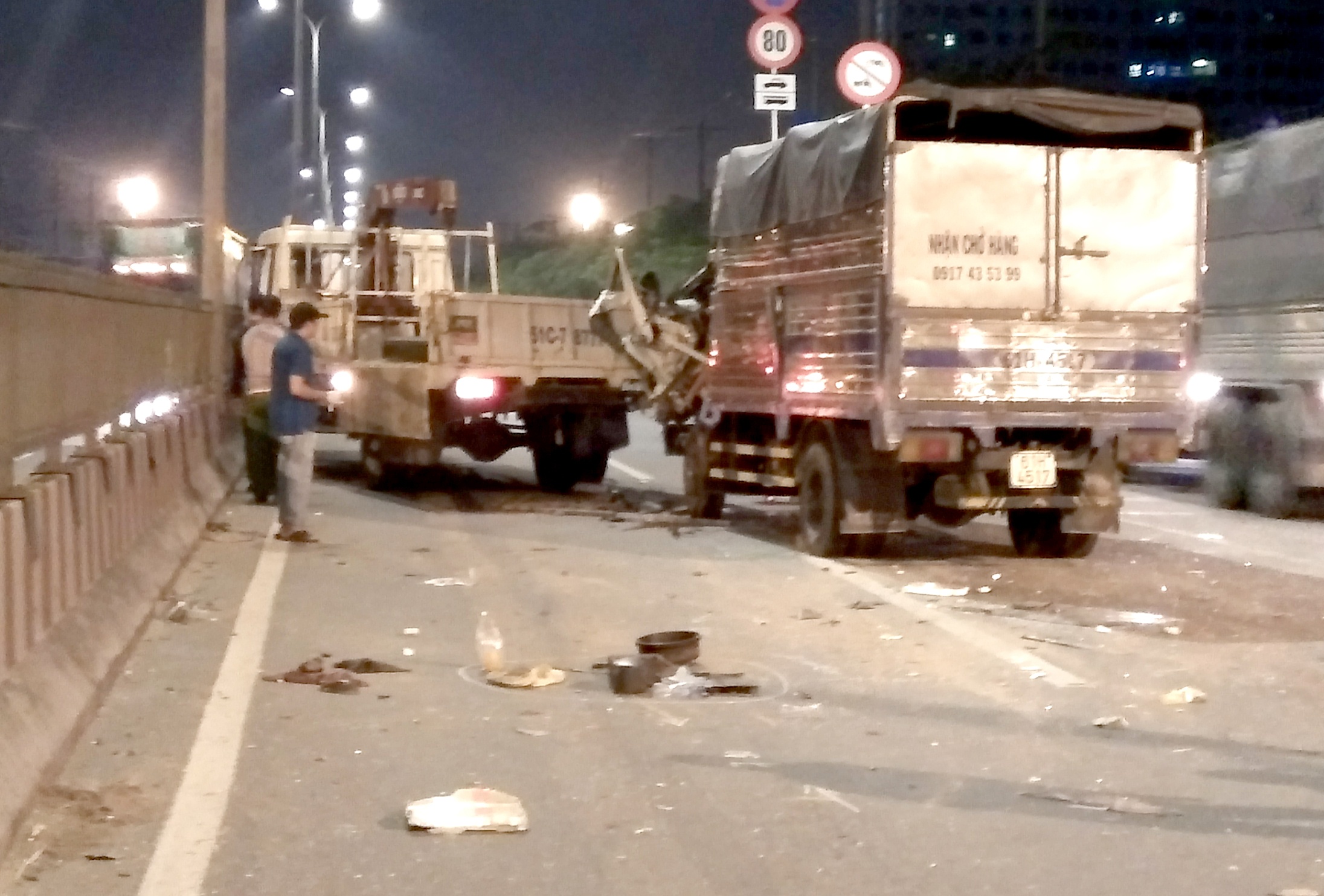 2 tai xe thiet mang sau vu tong xe tren quoc lo 1 hinh anh