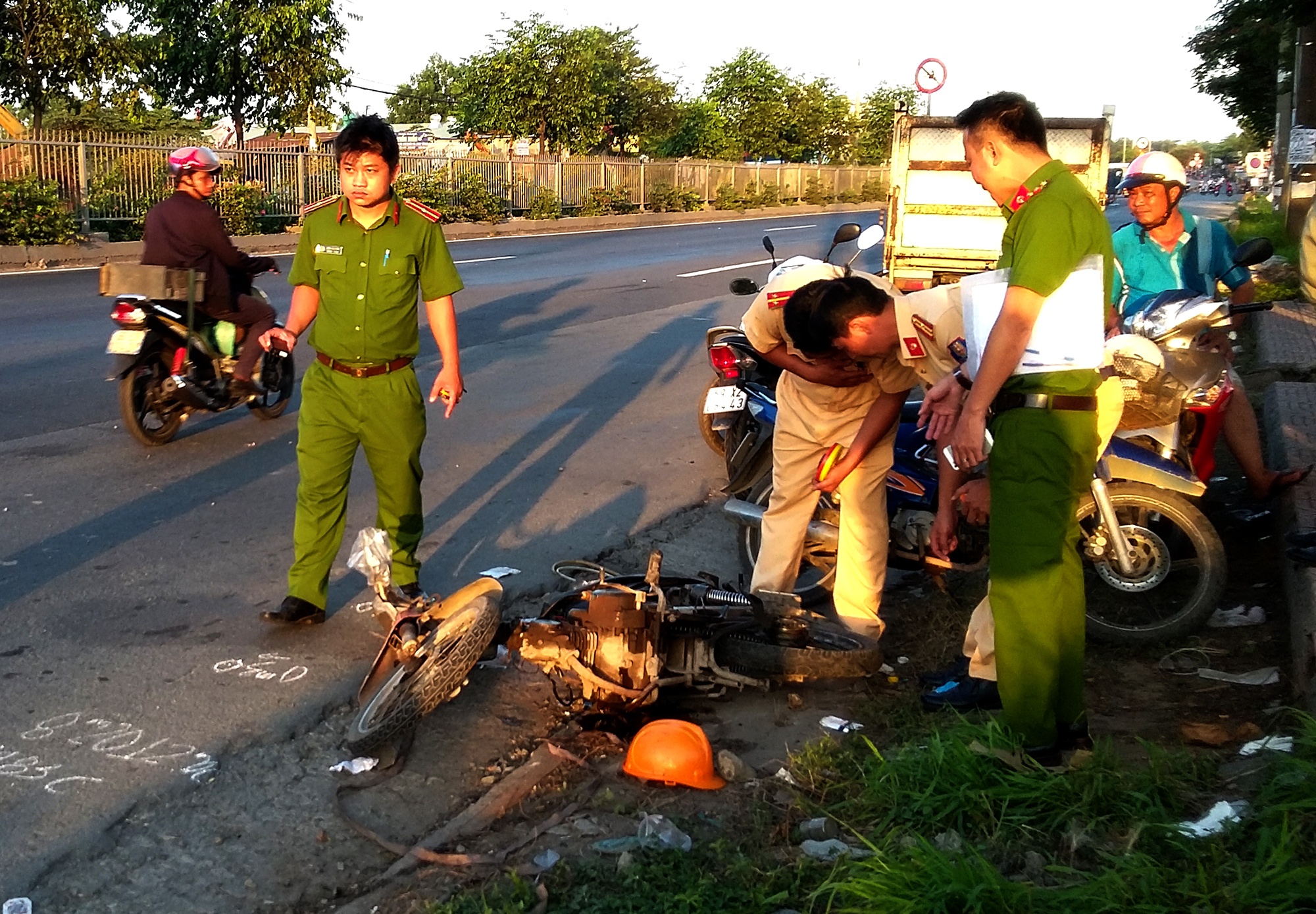 Hai thanh nien nam bat dong tren quoc lo 1, mot nguoi tu vong hinh anh