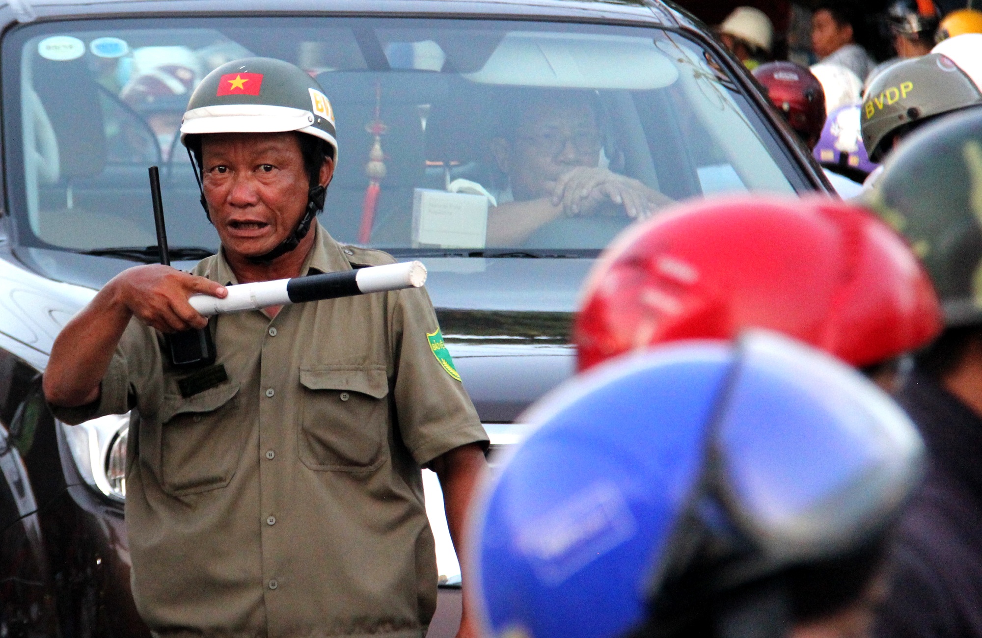 Bao ve dan pho ho het phan luong ket xe o Sai Gon hinh anh