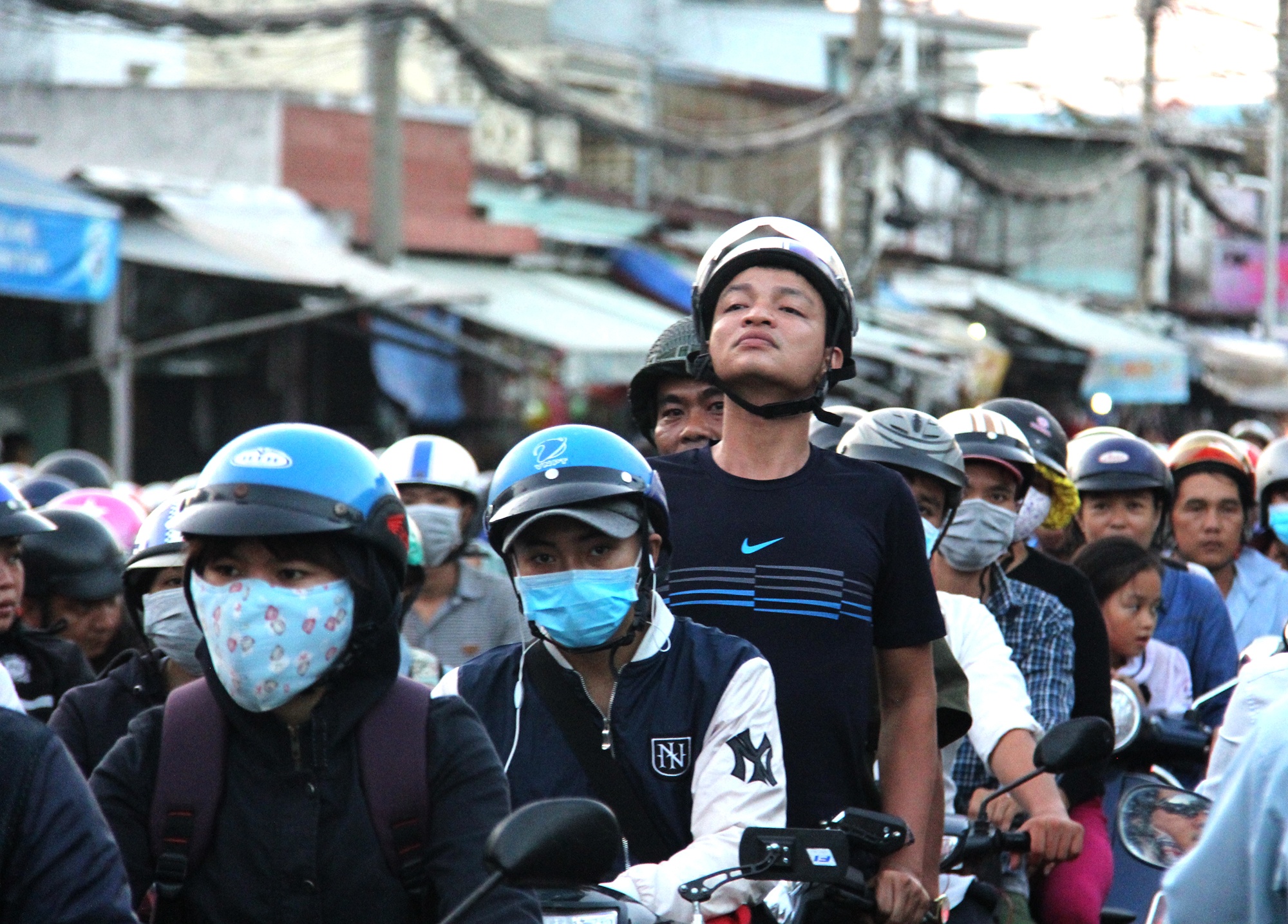 Xe co tac nghen qua doan duong co cho tu phat o Sai Gon hinh anh