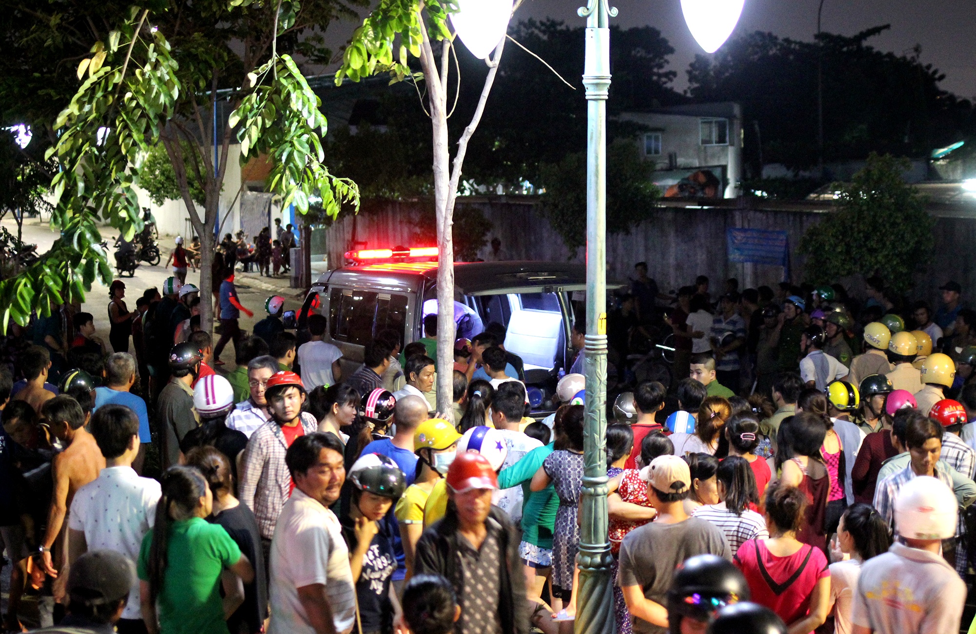 Hang tram nguoi dung doc bo kenh xem canh sat tim nghi can vu cuop hinh anh