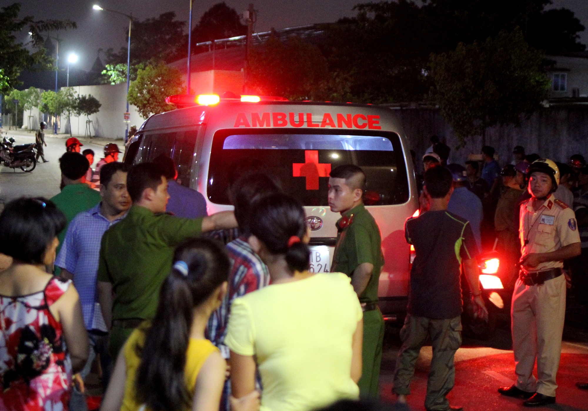 ngi can cuop nhay kenh o sai gon anh 11