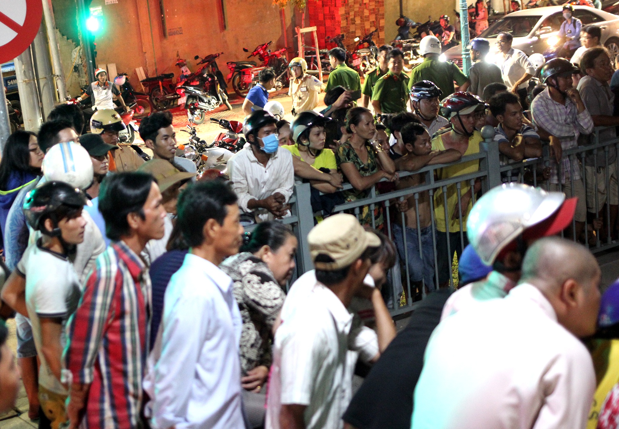 Dan vay kin bo kenh xem canh sat lan tim nghi can vu cuop o Sai Gon hinh anh