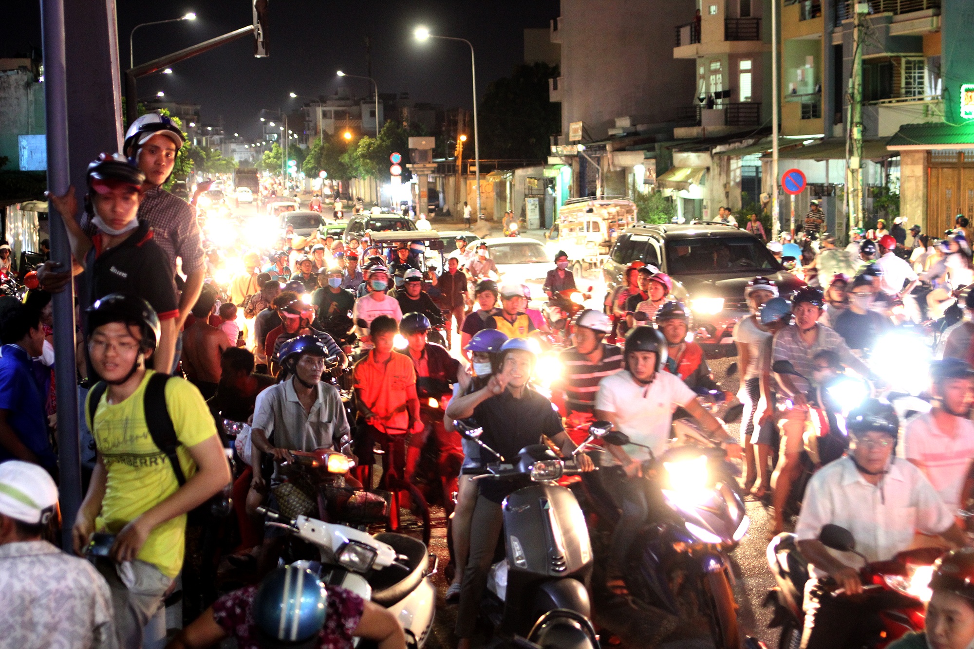 ngi can cuop nhay kenh o sai gon anh 10