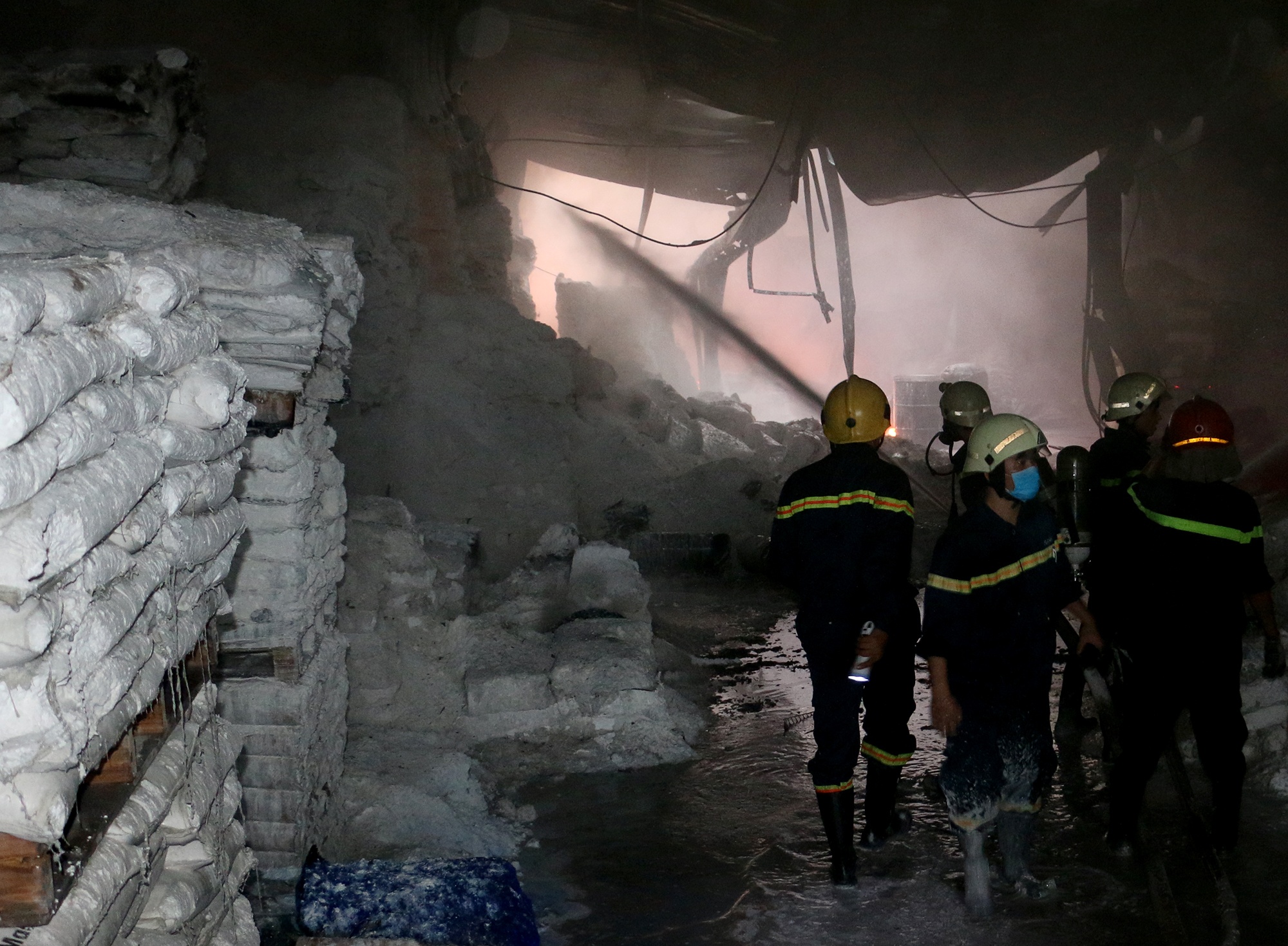 chay cong ty son o sai gon anh 1