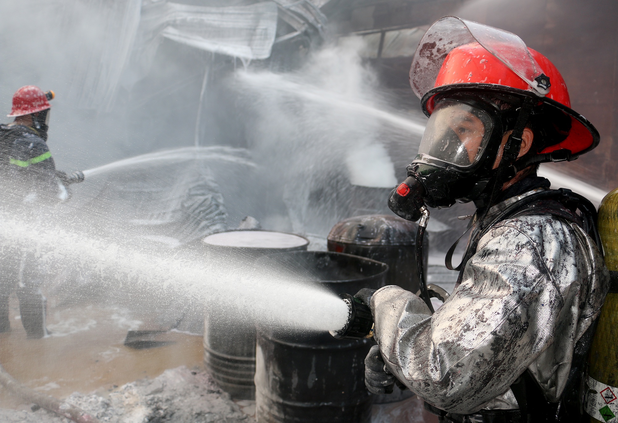 Canh sat deo mat na chong doc chua chay cong ty son o ngoai o Sai Gon hinh anh