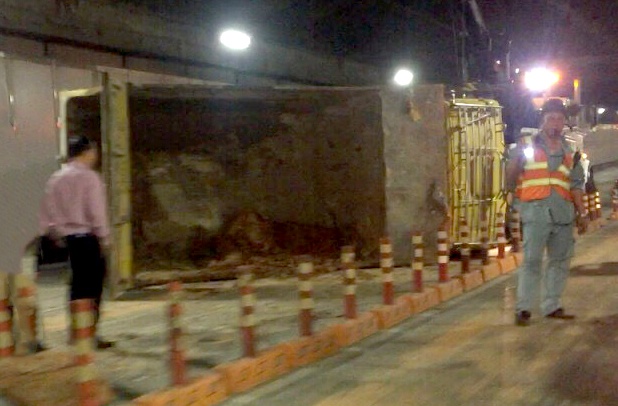 Xe cho dat lat ngang, ham Thu Thiem bi phong toa 3 gio hinh anh