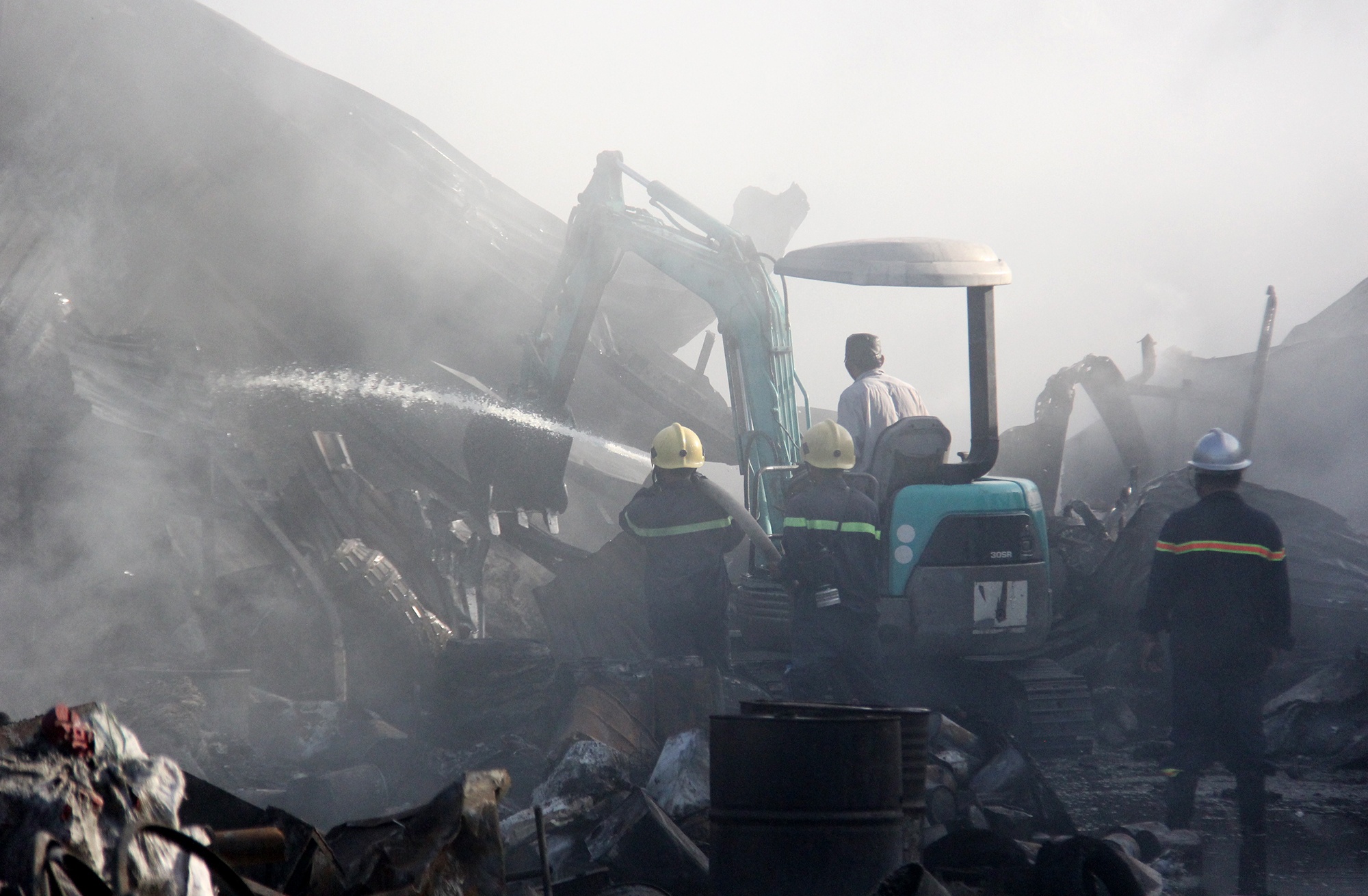 cháy vựa phế liệu ở long an ảnh 8 chay vua phe lieu o long an anh 8