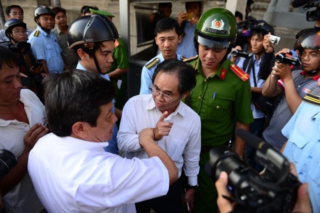 can bo bi danh khi dep via he anh 1