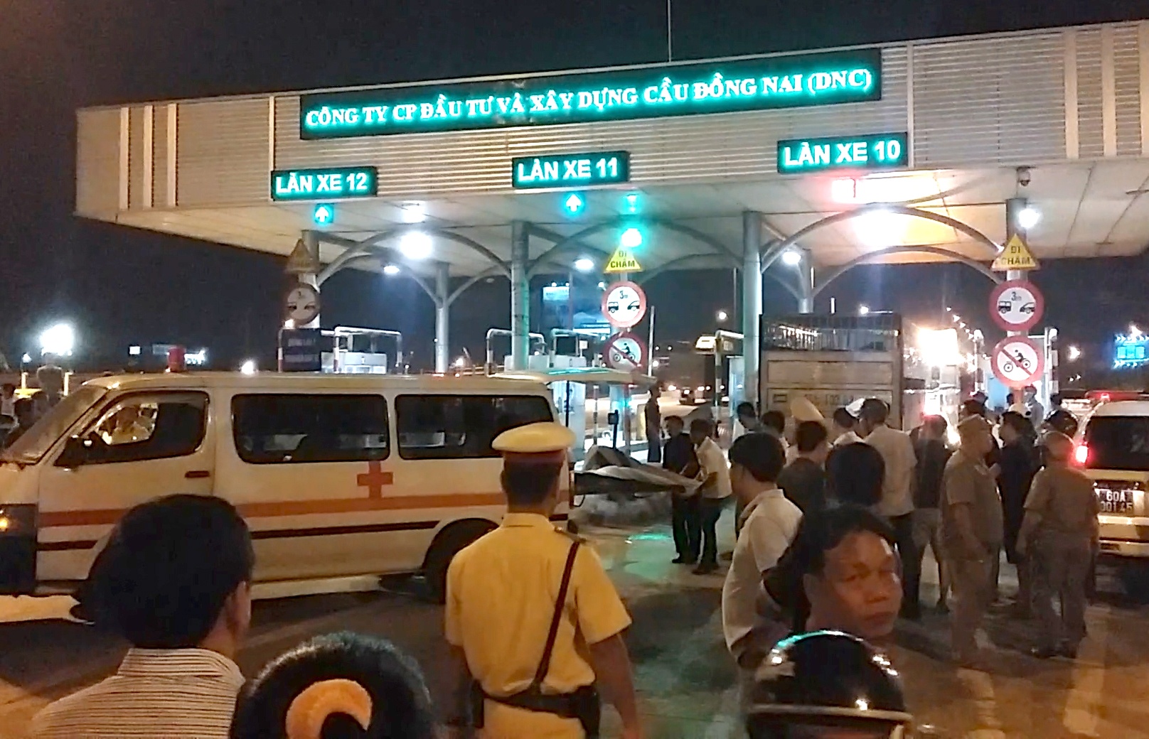 Hien truong vu thieu ta canh sat bi oto tong tu vong hinh anh