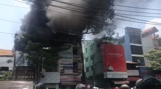 Chay can nha 3 tang giua Sai Gon hinh anh