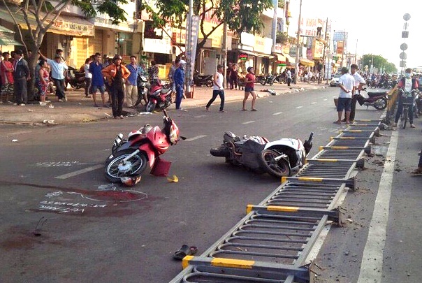 Lai xe om tu vong sau khi tong xe may nga tren duong hinh anh