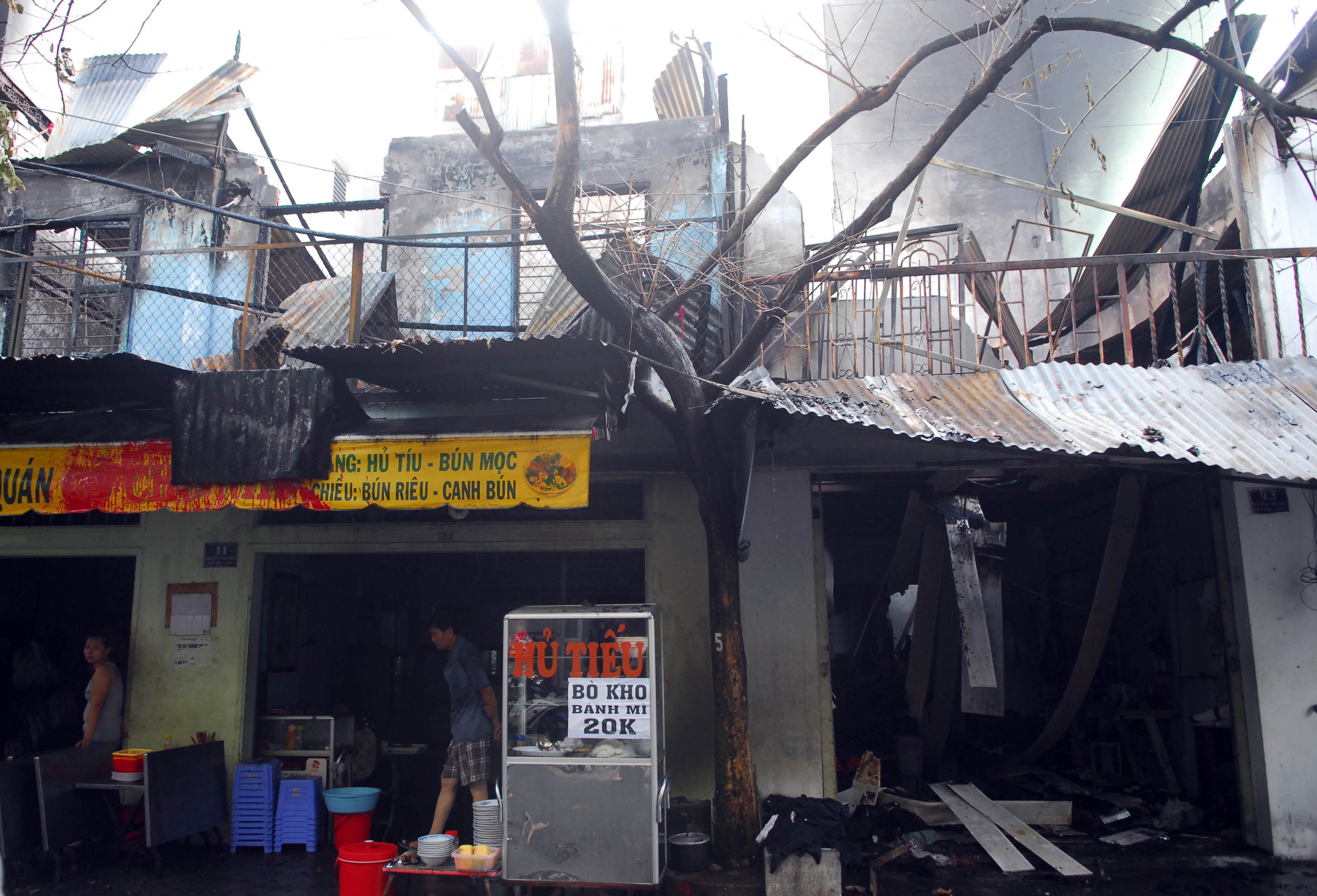 Nguoi phu nu nhay lau, thoat khoi dam chay o Sai Gon hinh anh