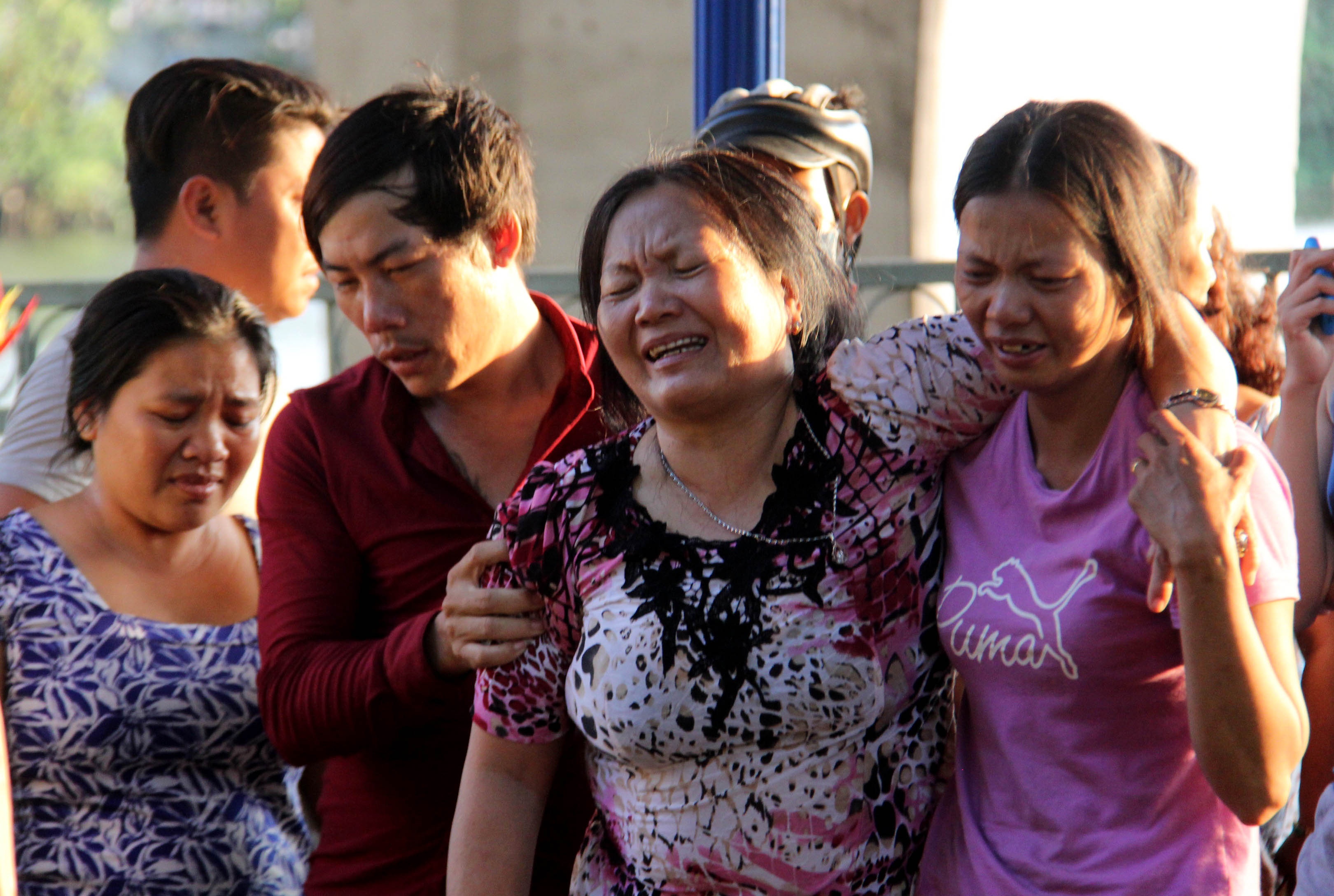 Nguoi than khoc ngat sau khi thanh nien roi xuong kenh Tau Hu tu vong hinh anh
