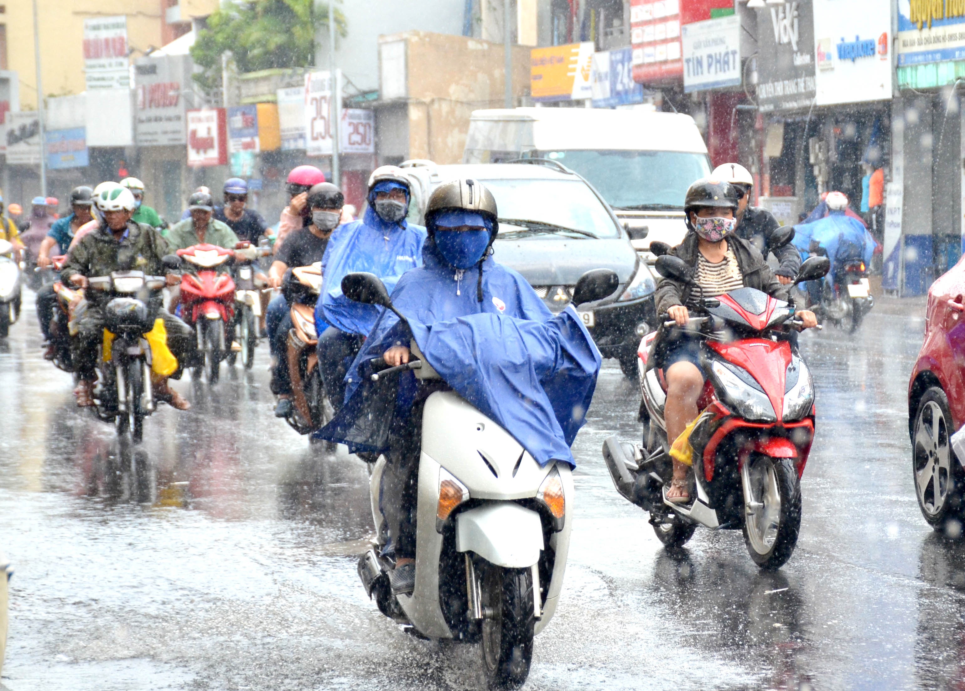 Sai Gon don con ‘mua vang’ giai nhiet hinh anh