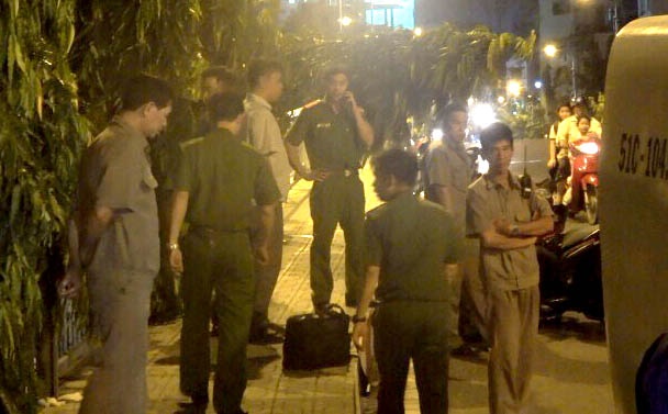 Mot thanh nien chet bat thuong tren hanh lang cau o Sai Gon hinh anh