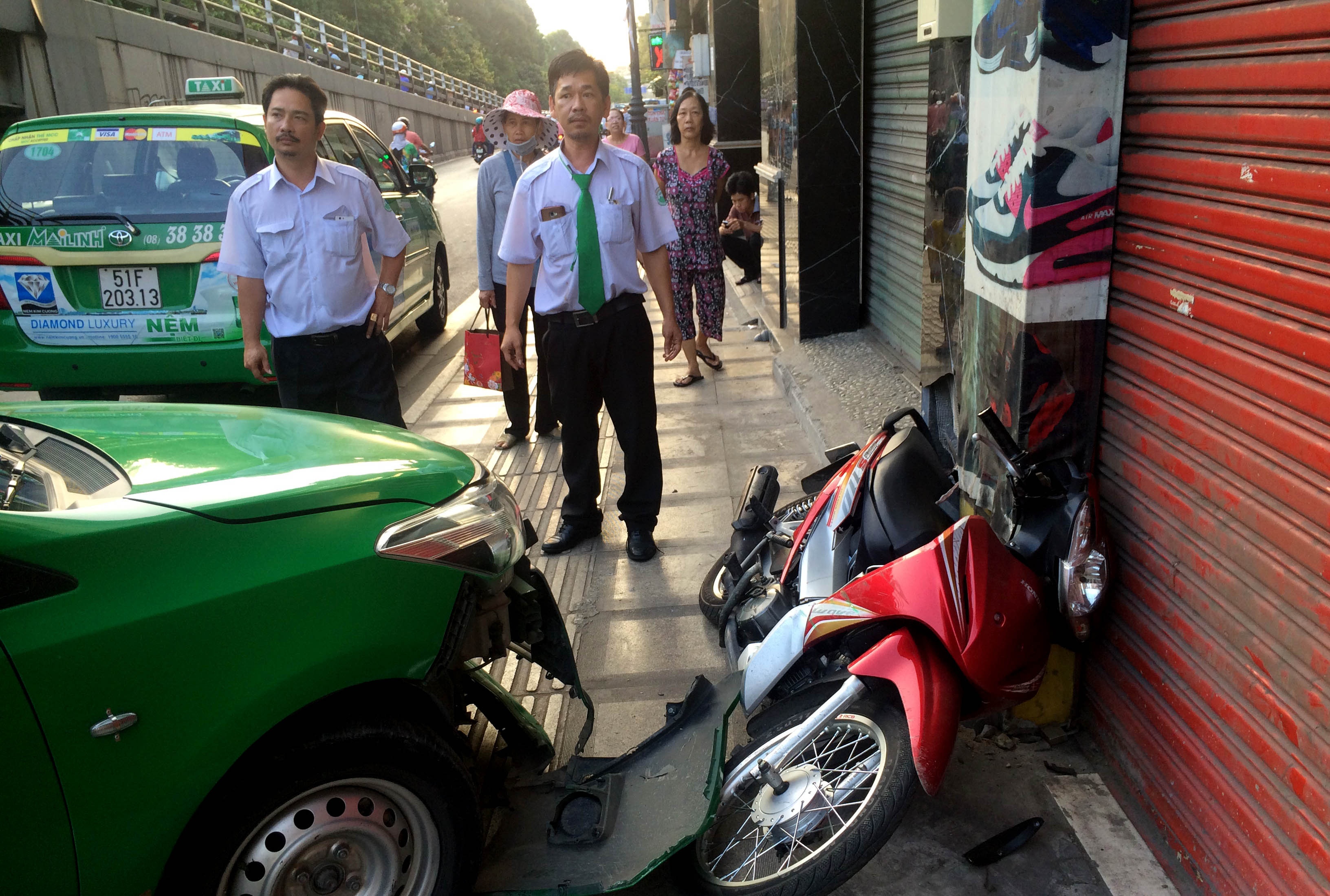 Tai xe lai taxi tong ten cuop o Sai Gon: 'Con gai goi toi la soai ca' hinh anh