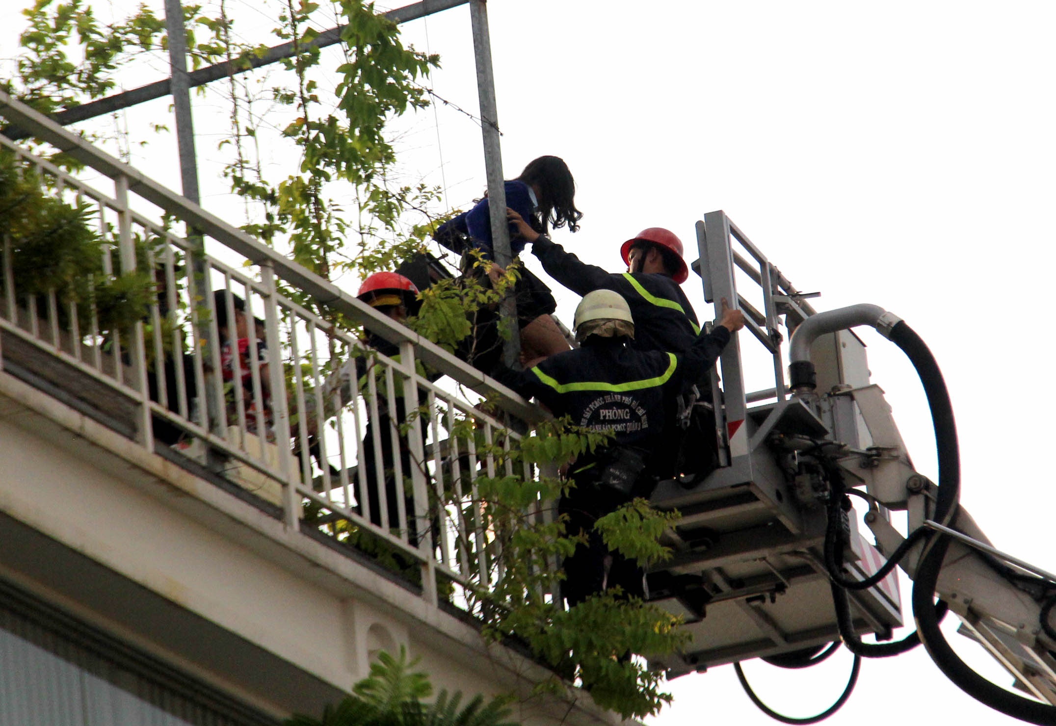 Dung xe thang cuu hon 10 nguoi ket trong dam chay o Sai Gon hinh anh