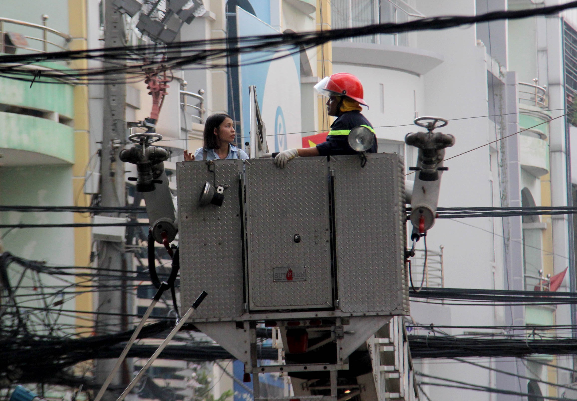 Cuu hon 10 nguoi mac ket trong dam chay toa nha 5 tang o Sai Gon hinh anh