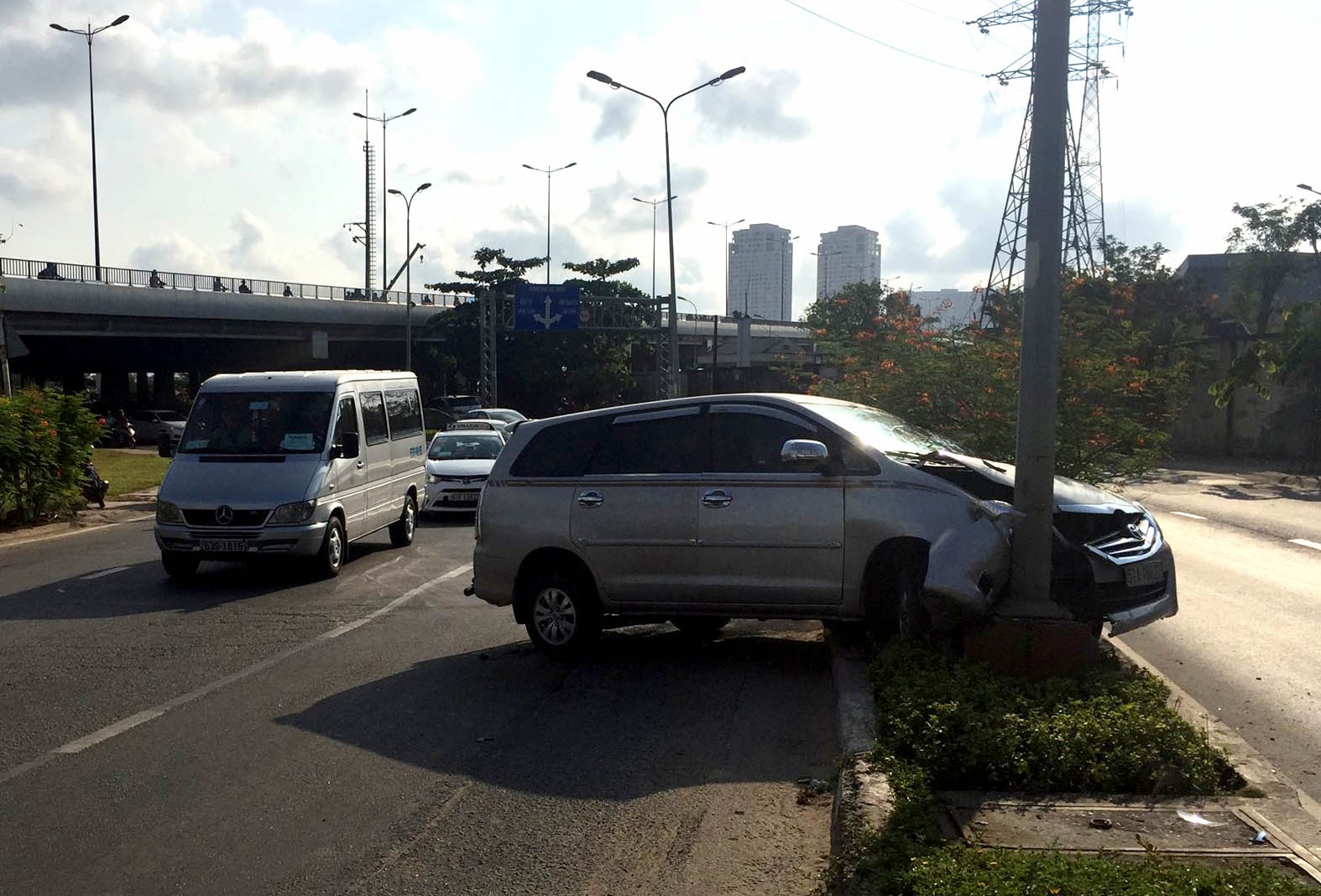 oto gap nan vi vet dau loang anh 1