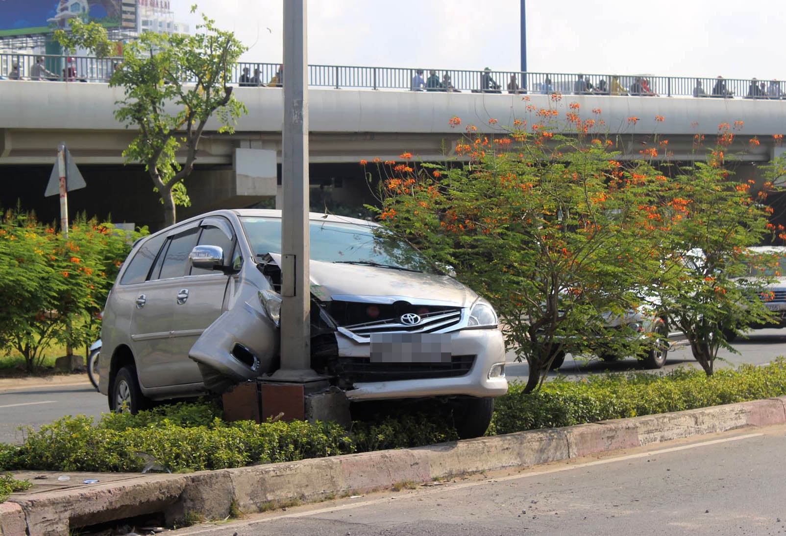 Hang loat oto gap nan vi vet dau loang tren duong Sai Gon hinh anh