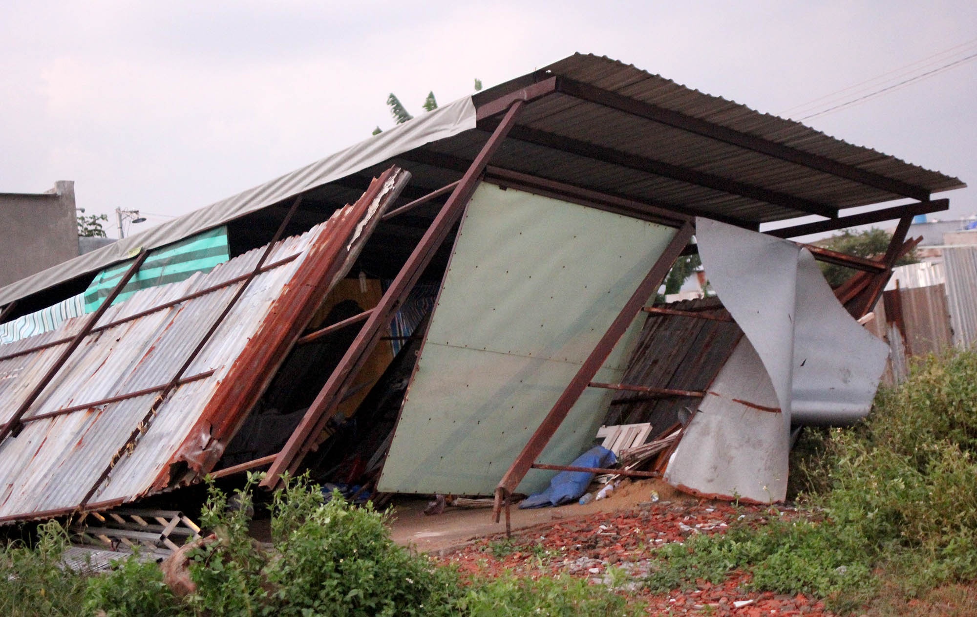 Hon chuc can nha bi toc mai, sap tuong trong dong loc o Sai Gon hinh anh