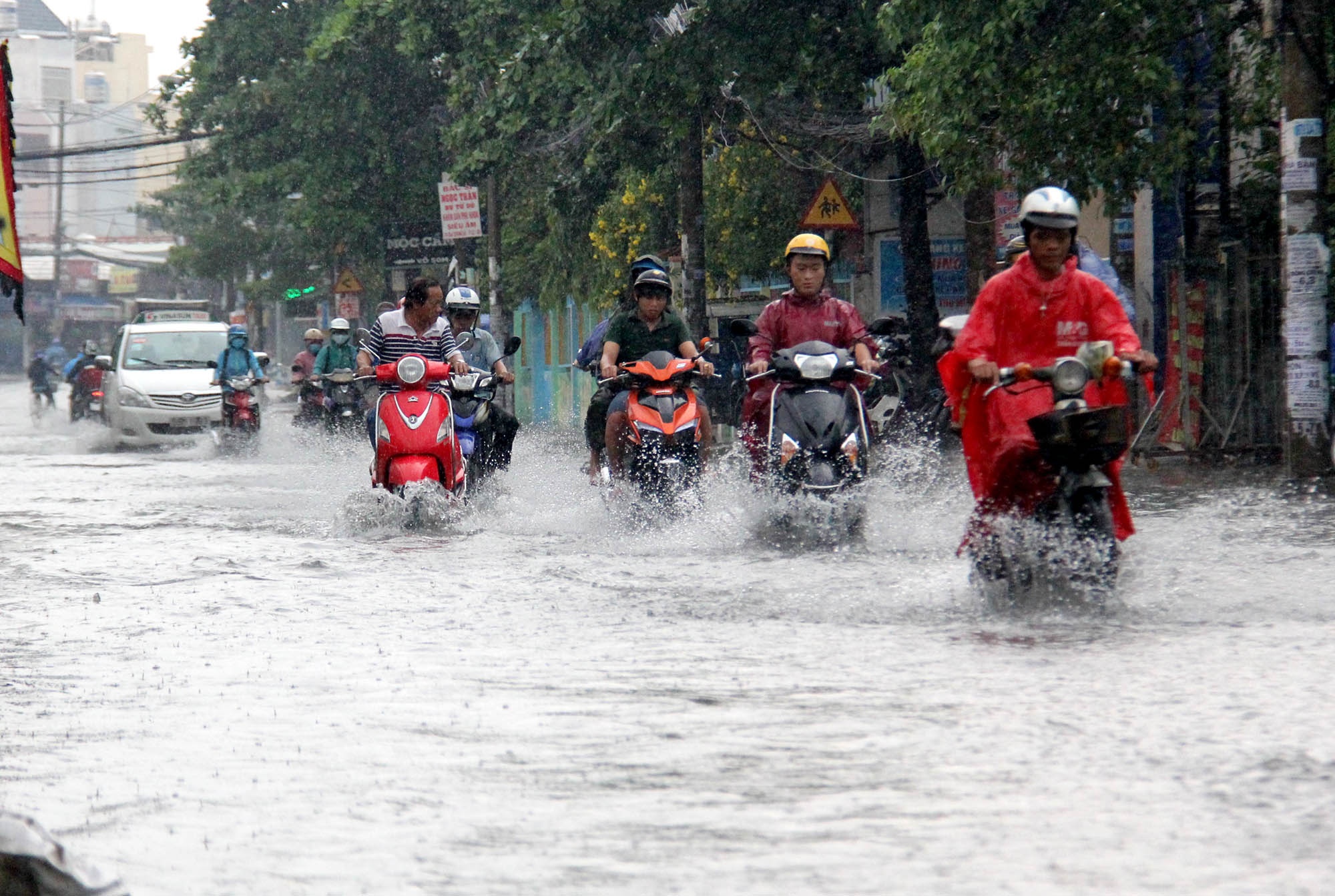 Duong pho Sai Gon ngap nang sau con mua lon giua trua hinh anh