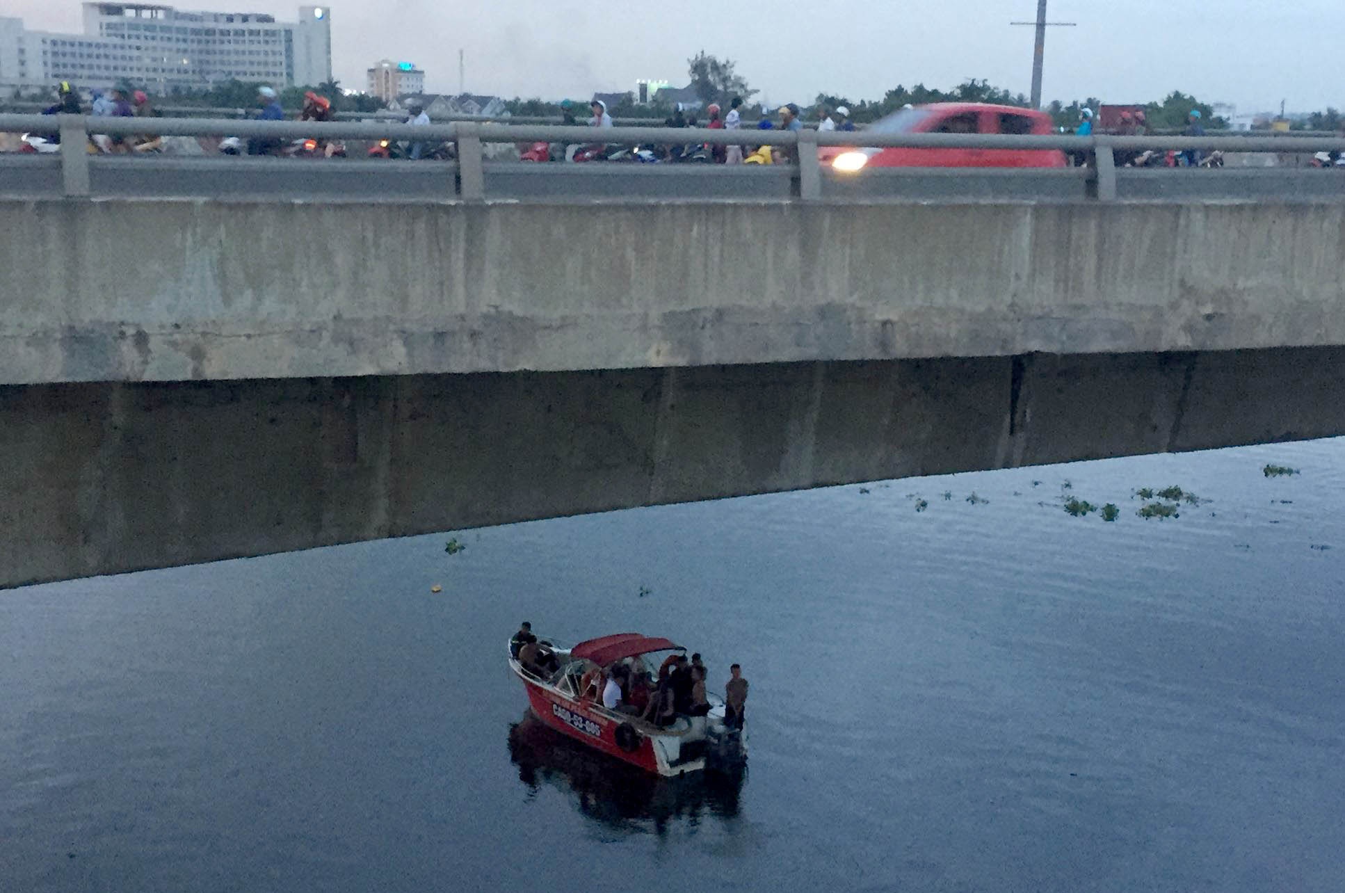 nguoi dan ong nhay song sai gon anh 1