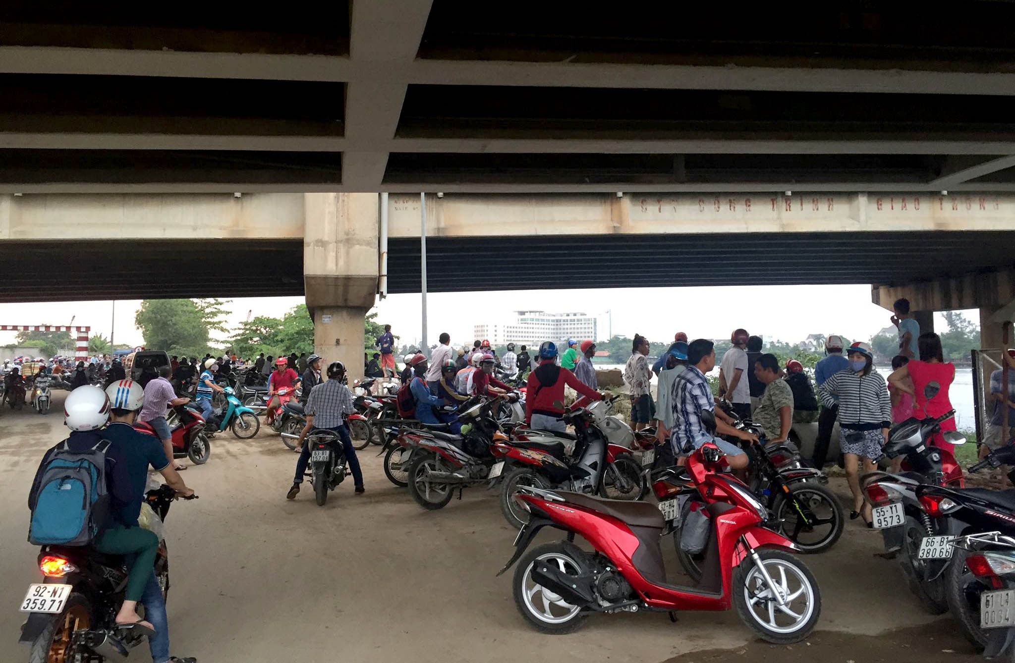 nguoi dan ong nhay song sai gon anh 2