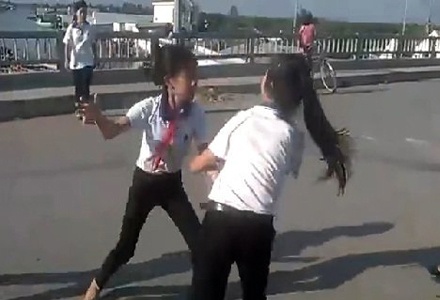 Bi danh 'hoi dong', nu sinh lop 6 dam ban trong thuong hinh anh