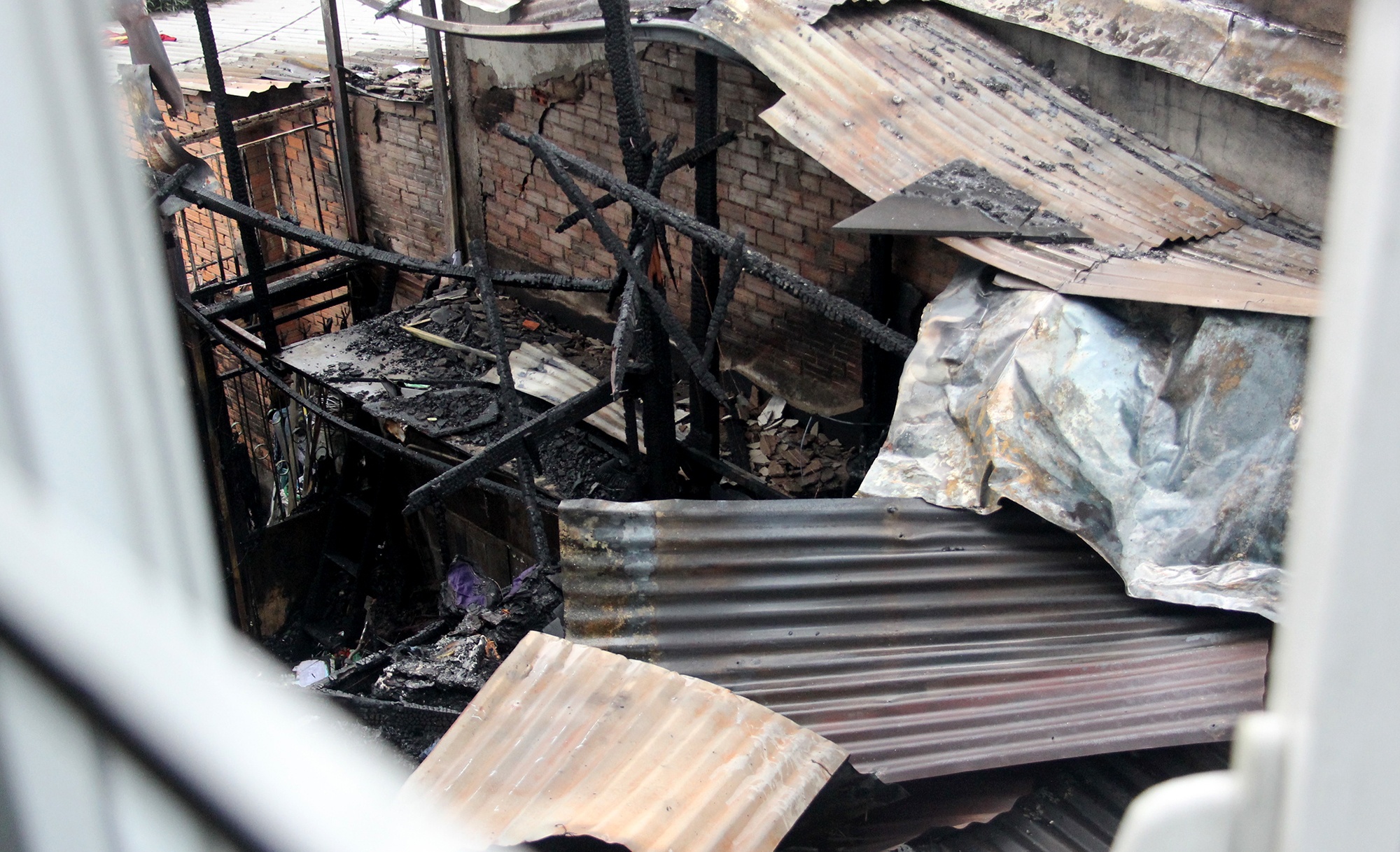 lửa thiêu rụi căn nhà ở sài gòn ảnh 2 lua thieu rui can nha o sai gon anh 2