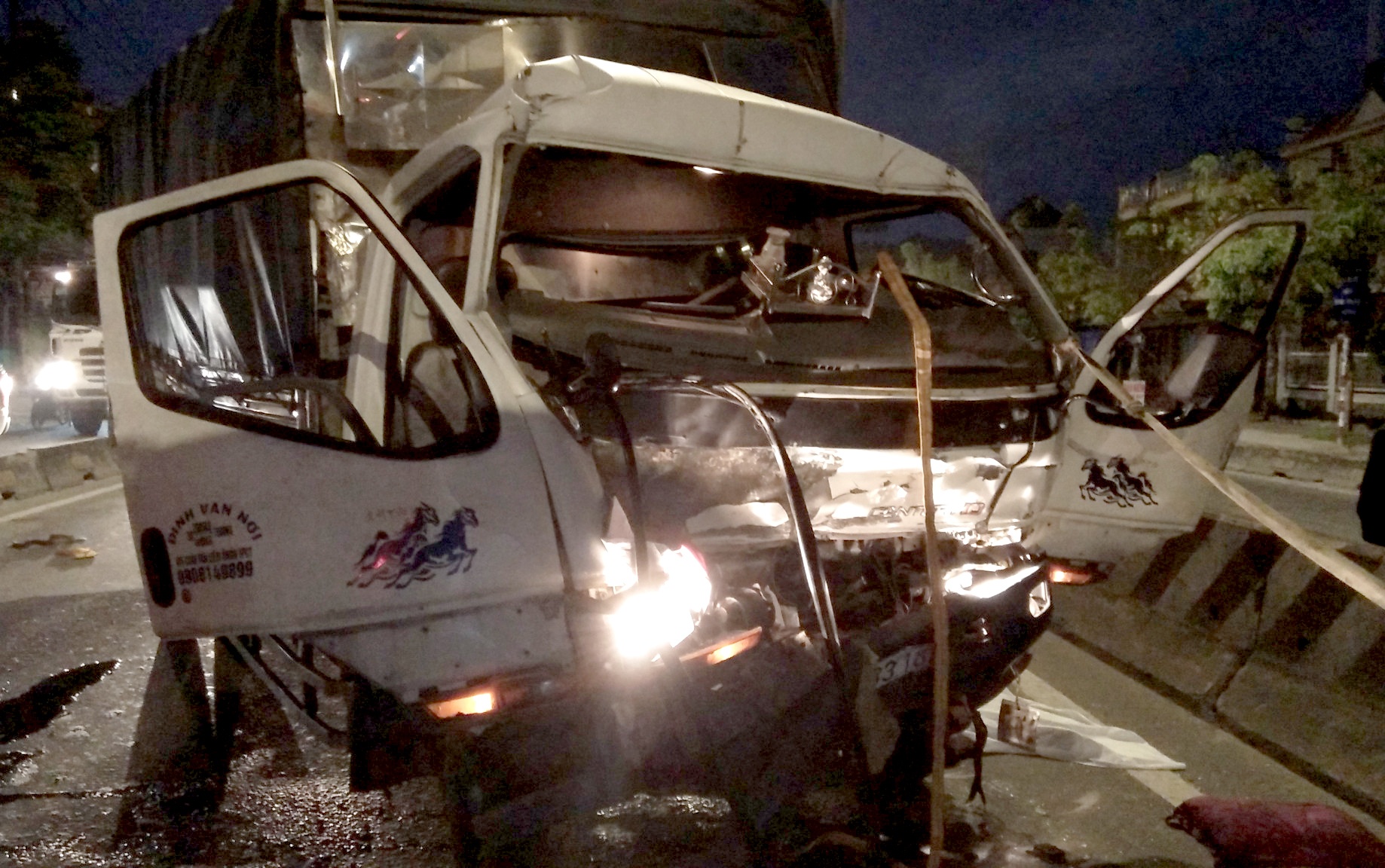 xe tải tông xe đầu kéo ở sài gòn ảnh 1 xe tai tong xe dau keo o sai gon anh 1