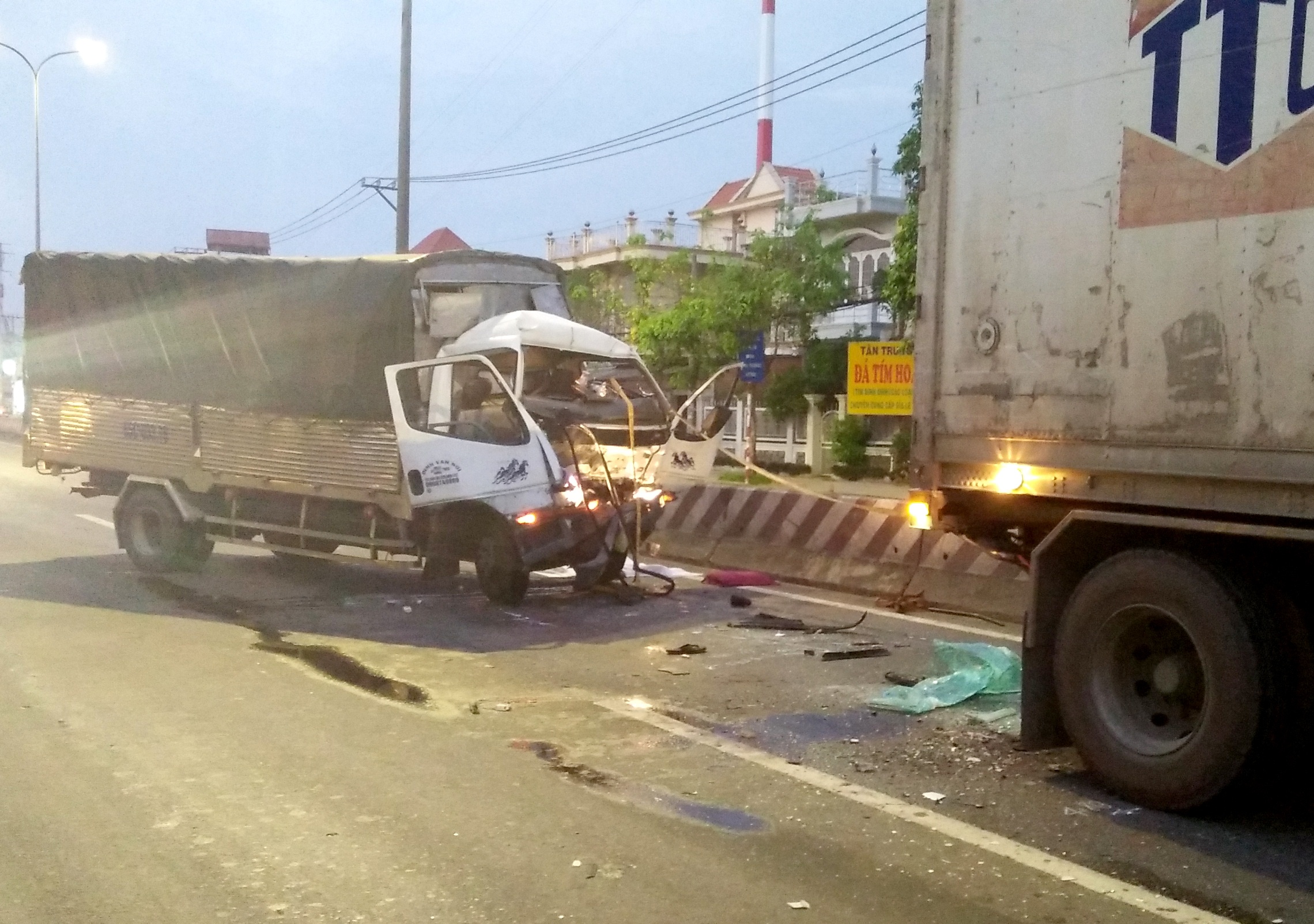 Hai nguoi ket trong cabin sau cu tong xe dau keo, tai xe tu vong hinh anh