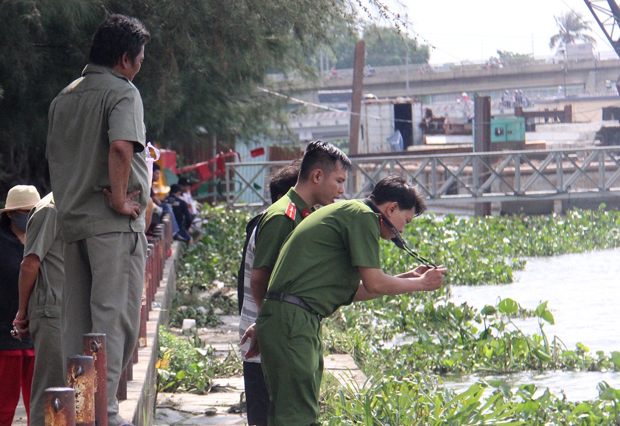 Nguoi than khoc ngat ben thi the dan ong troi song Sai Gon hinh anh