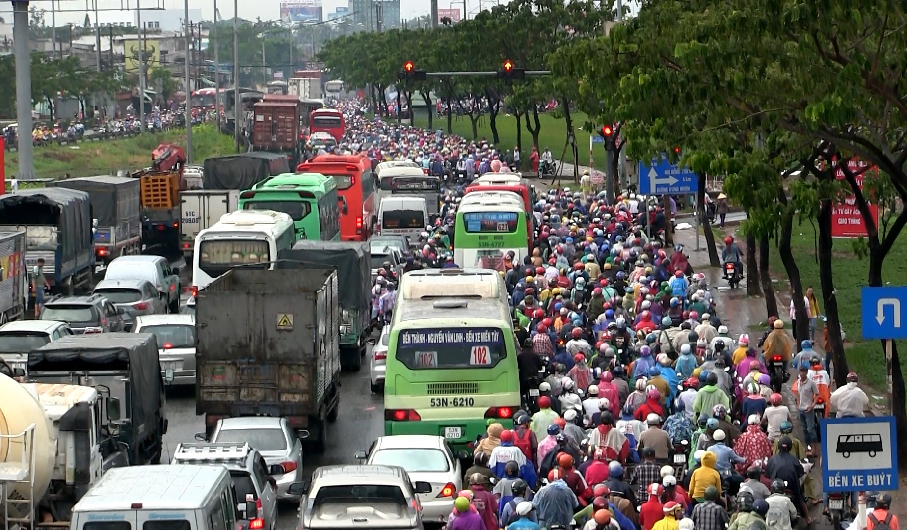 cua ngo mien tay ket xe nghiem trong anh 2