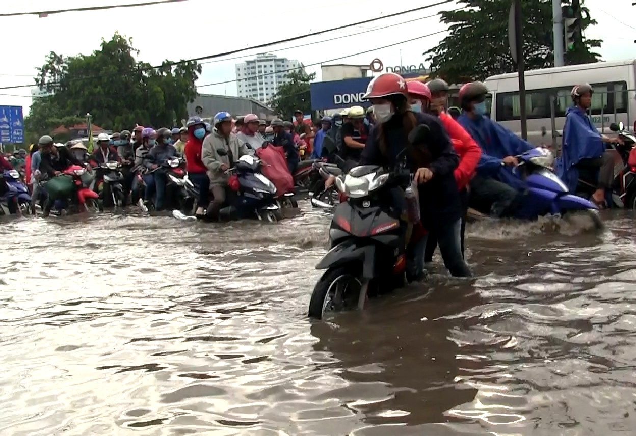 cua ngo mien tay ket xe nghiem trong anh 4