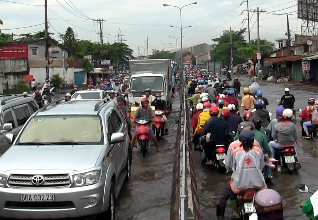 cua ngo mien tay ket xe nghiem trong anh 7