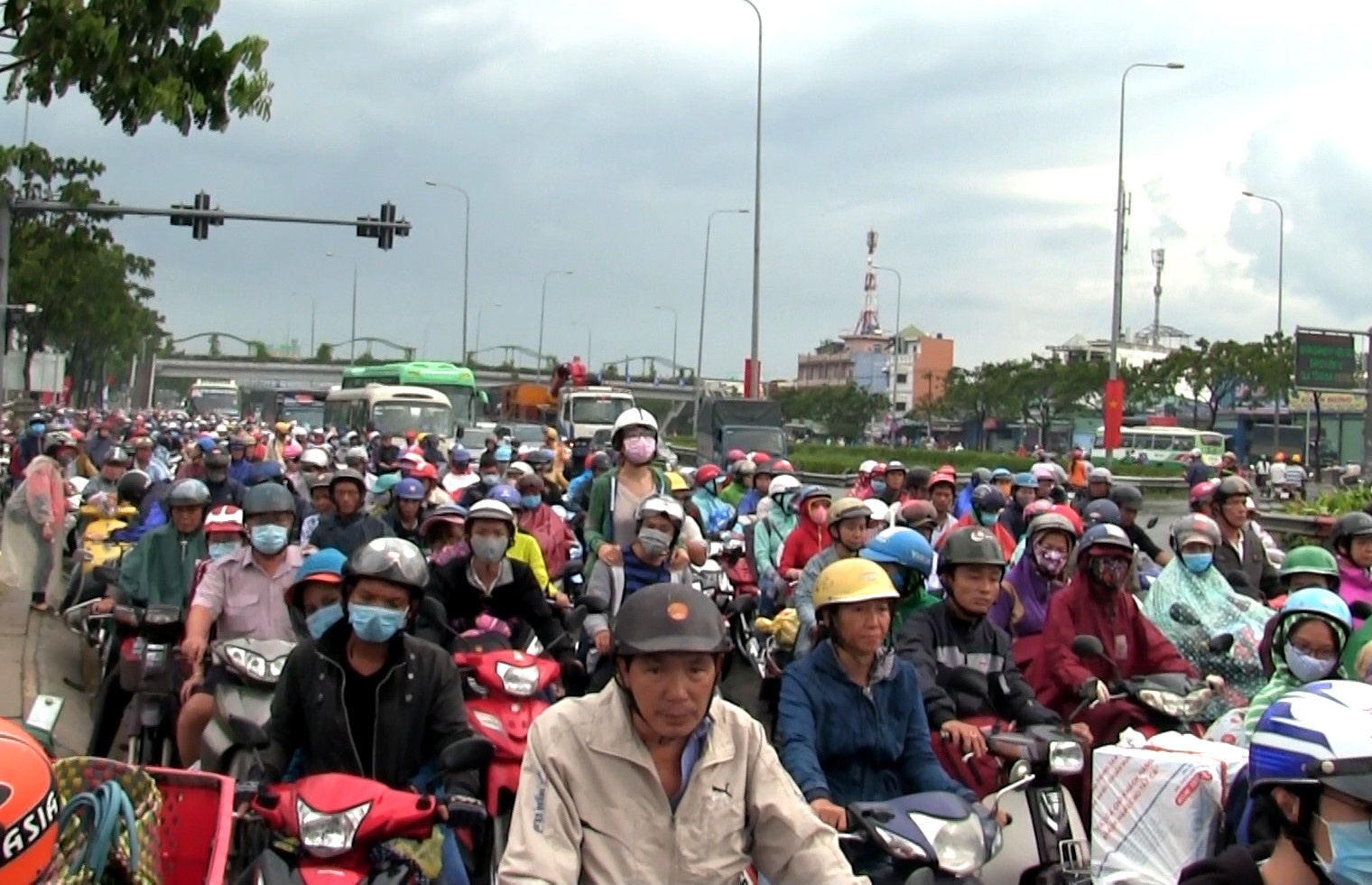 cua ngo mien tay ket xe nghiem trong anh 8