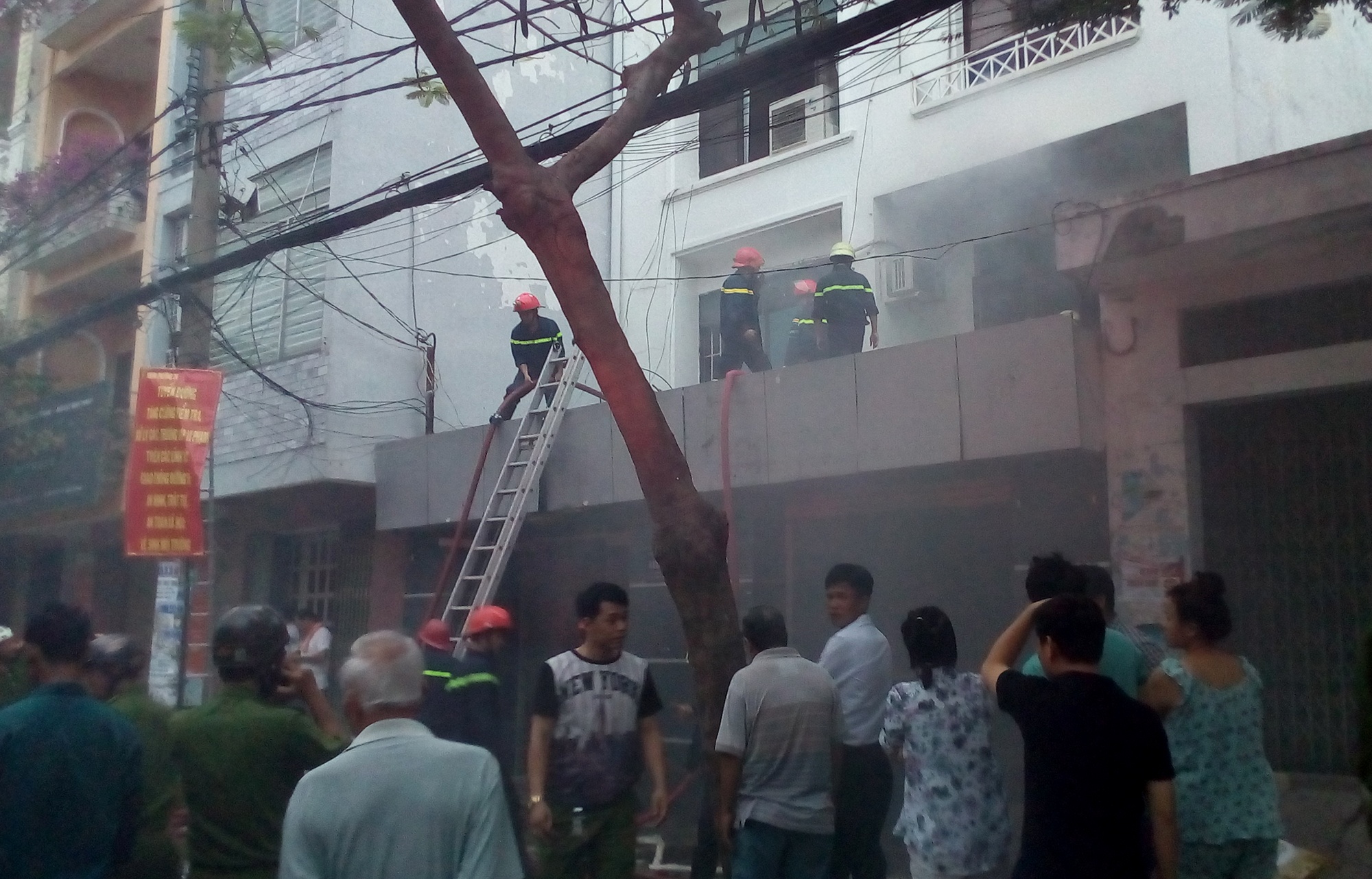 Nha 3 tang o Sai Gon khoa kin cua boc chay ngun ngut hinh anh