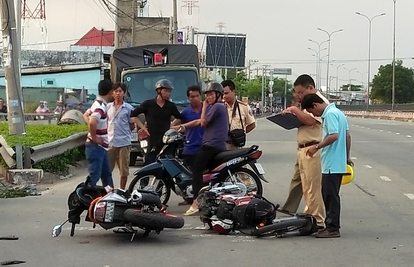 Xe may tong nhau gay roi o Sai Gon, 4 nguoi bi thuong hinh anh