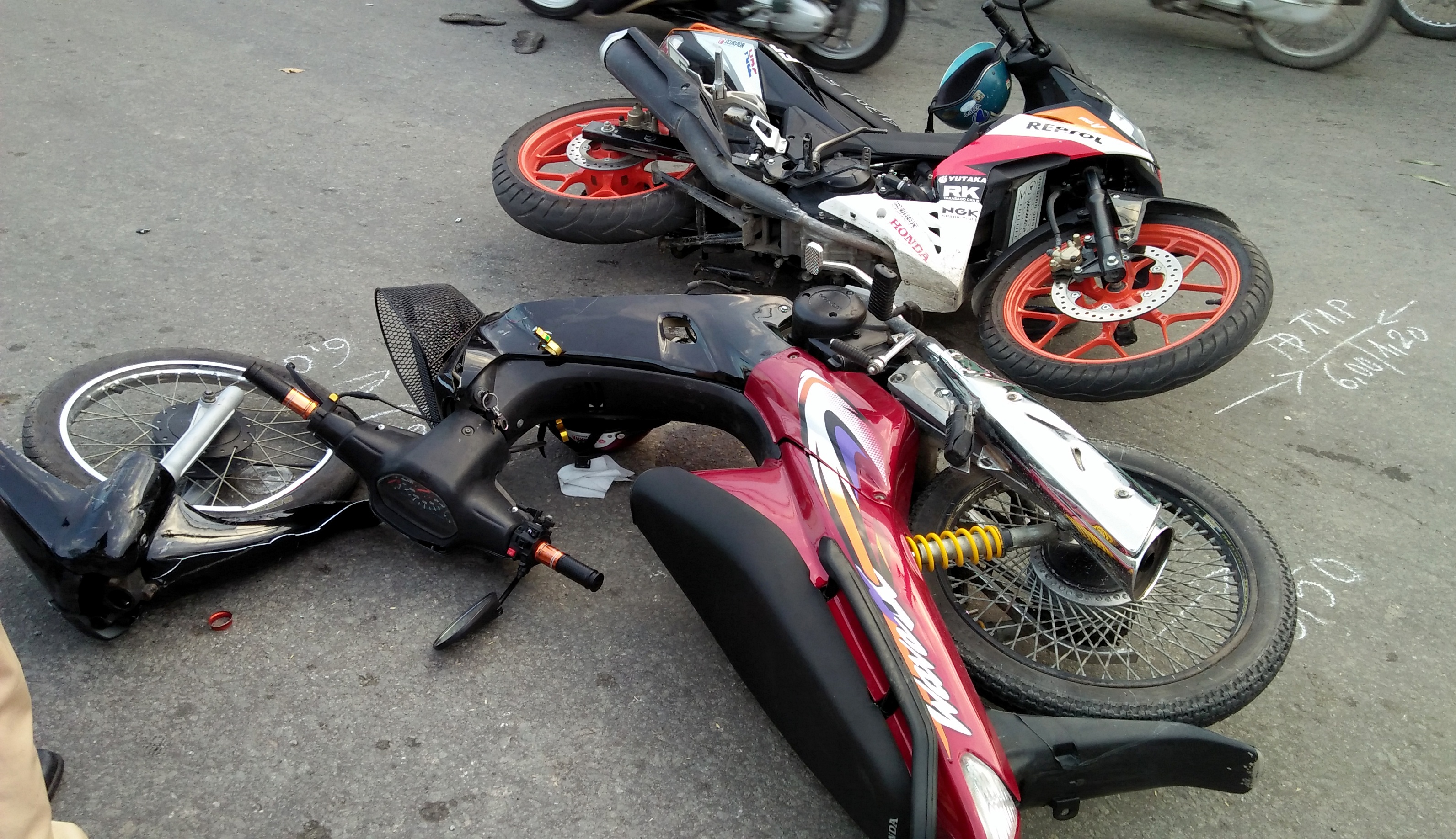 xe máy tông nhau ở sài gòn ảnh 1 xe may tong nhau o sai gon anh 1