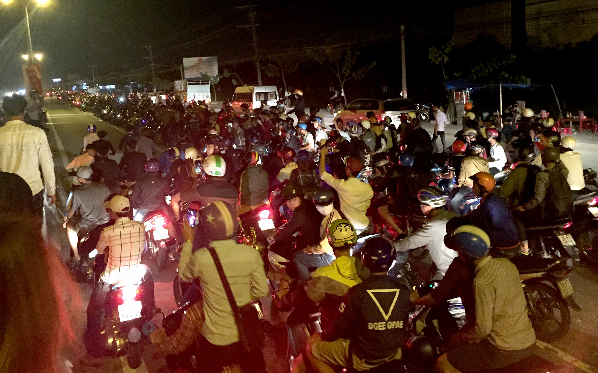 Hon nghin 'soi dem' cuoi 'cop' phong toa quoc lo de dua xe hinh anh
