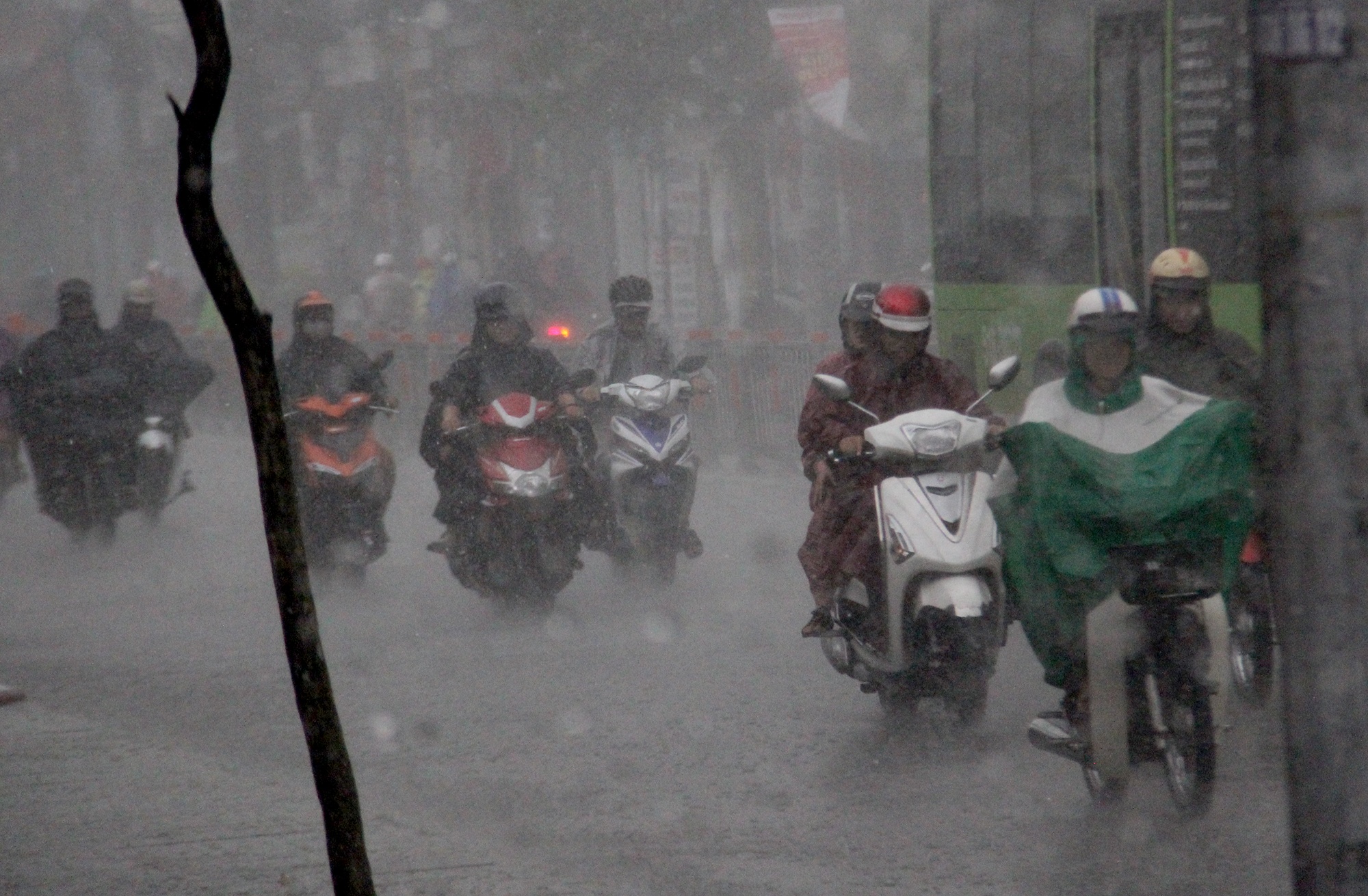 sài gòn mưa lớn vào chiều nay ảnh 1 sai gon mua lon vao chieu nay anh 1