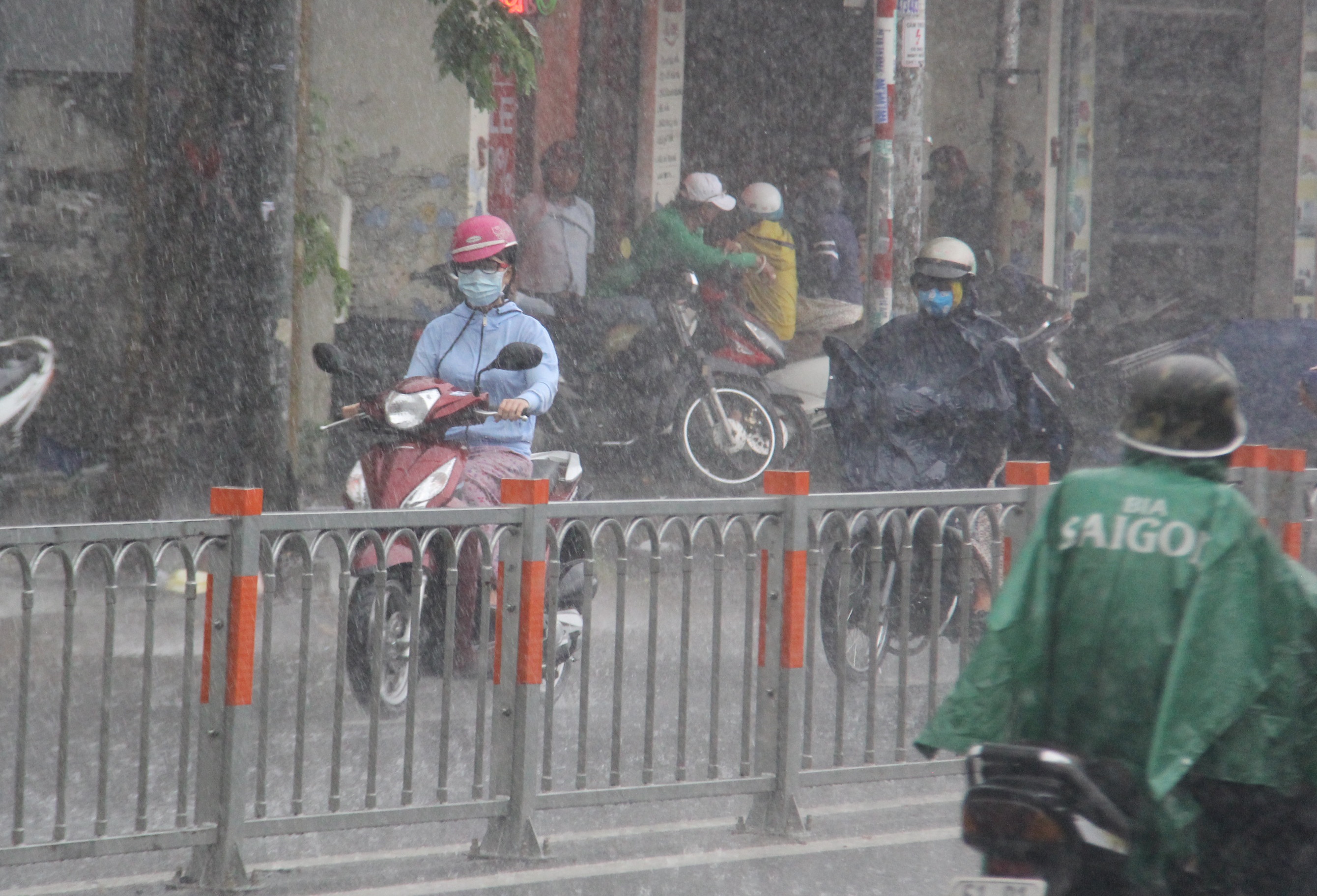 sài gòn mưa lớn vào chiều nay ảnh 2 sai gon mua lon vao chieu nay anh 2