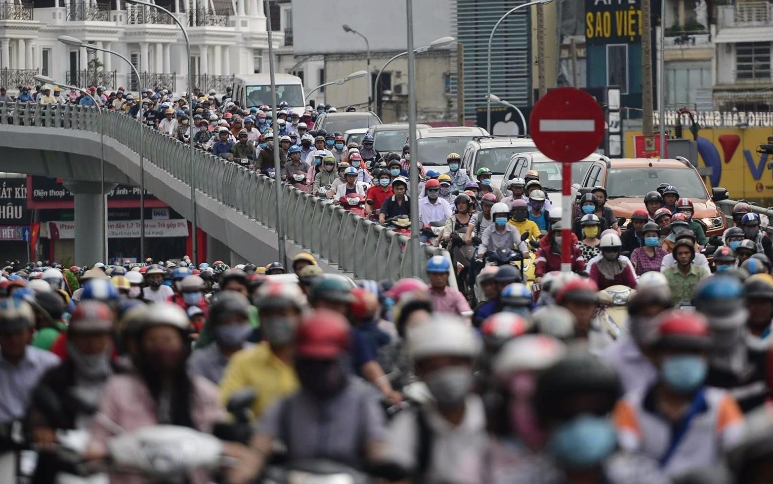 Nguoi dan do ve Sai Gon sau le luc rang sang, duong pho ket cung hinh anh