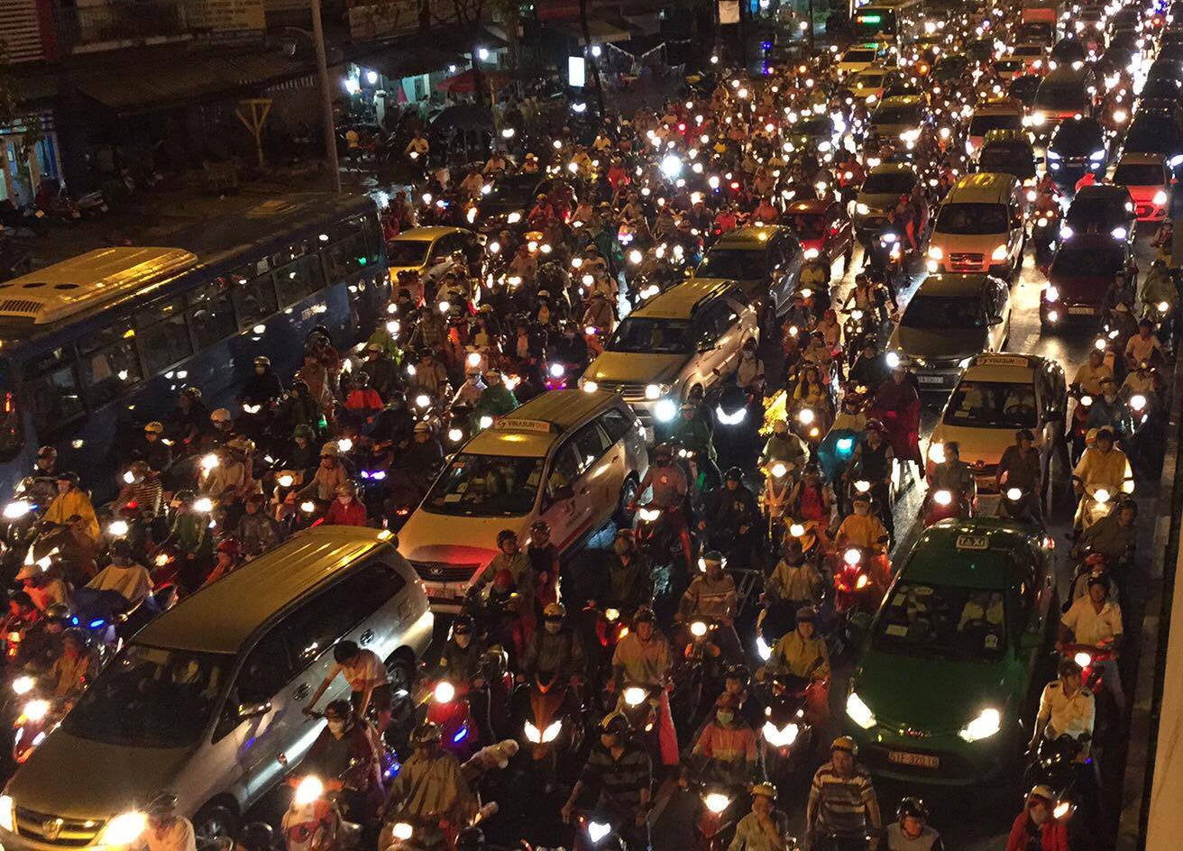 Mot hoc sinh thiet mang trong con mua nhu trut nuoc o Sai Gon hinh anh