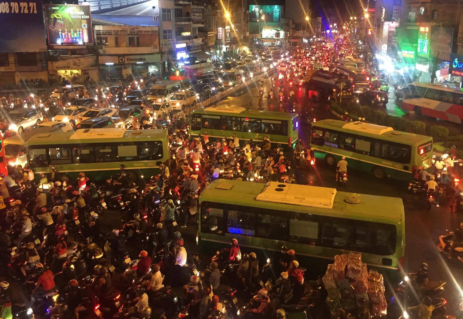 mưa lớn ở sài gòn ảnh 2 mua lon o sai gon anh 2