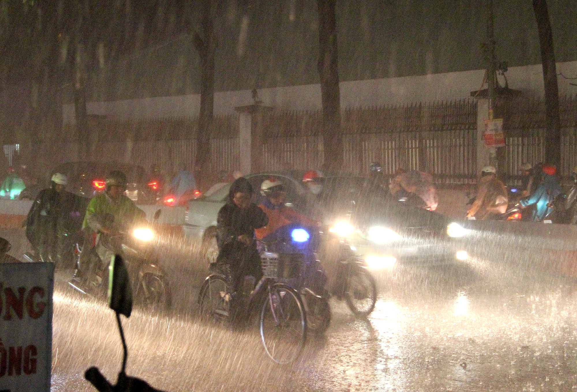 mưa lớn ở sài gòn ảnh 1 mua lon o sai gon anh 1