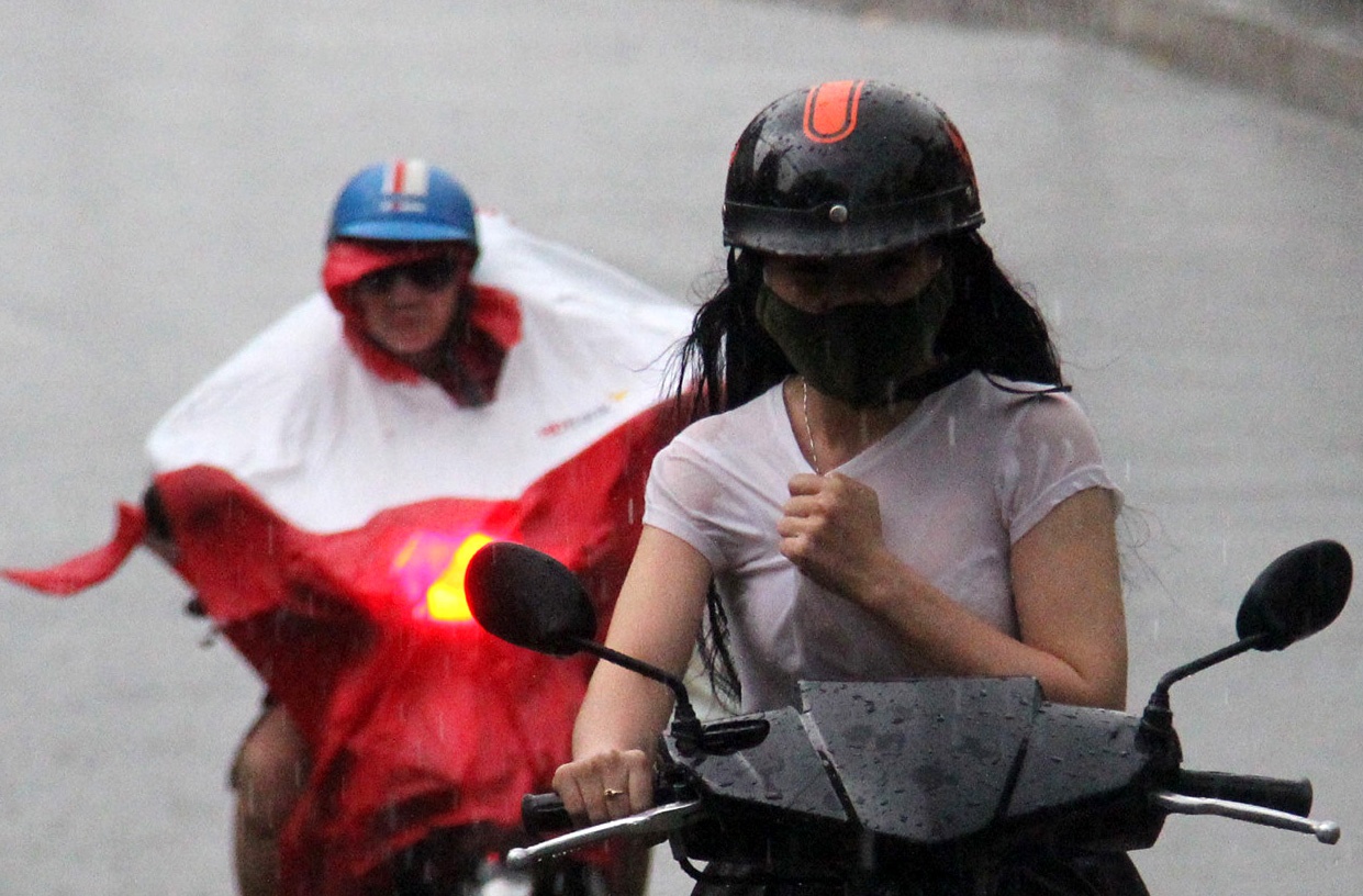 Sai Gon tiep tuc mua dong, may den che kin troi hinh anh